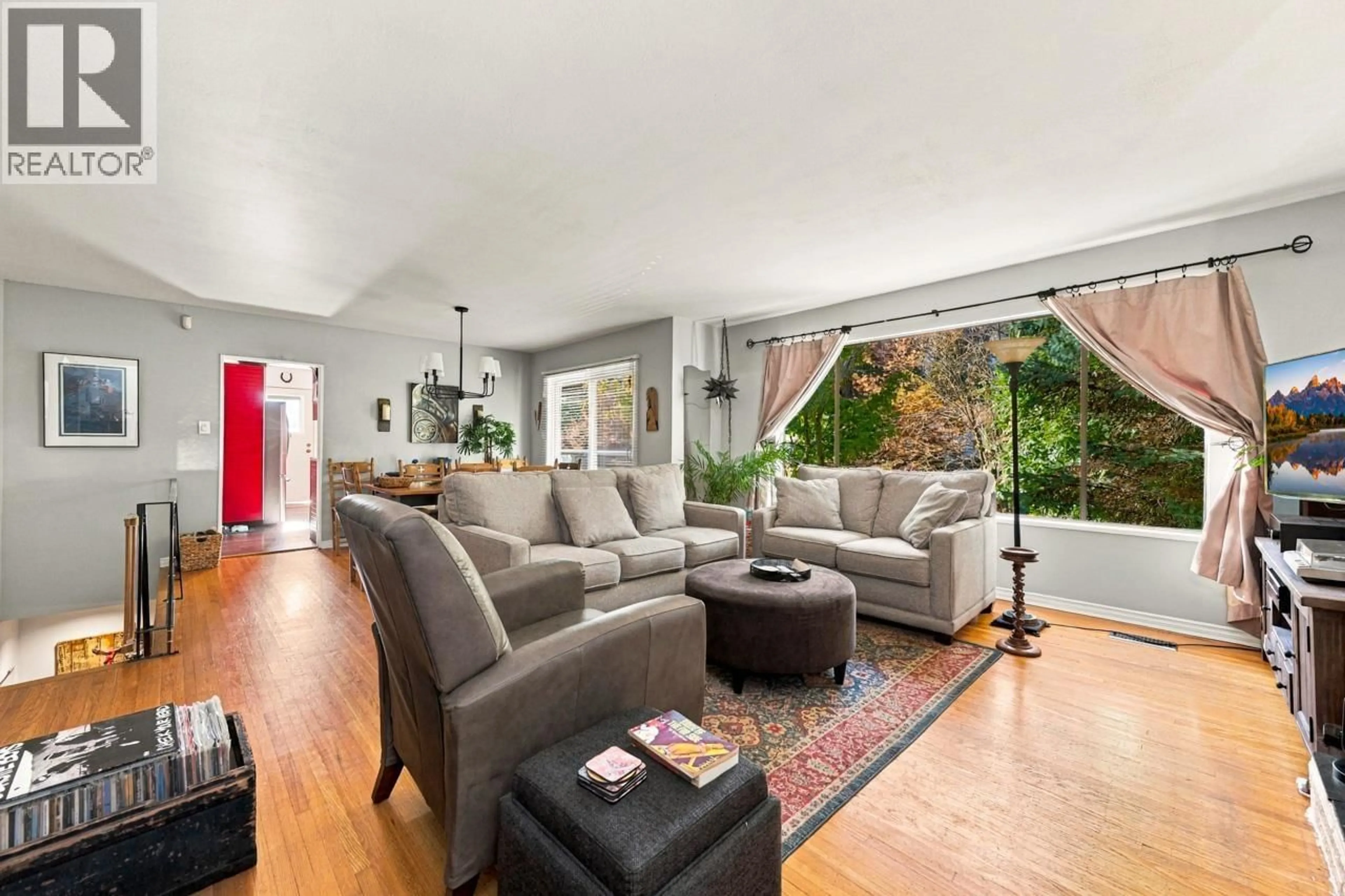 Living room with furniture, unknown for 950 TOLLCROSS ROAD, North Vancouver British Columbia V7H2G2