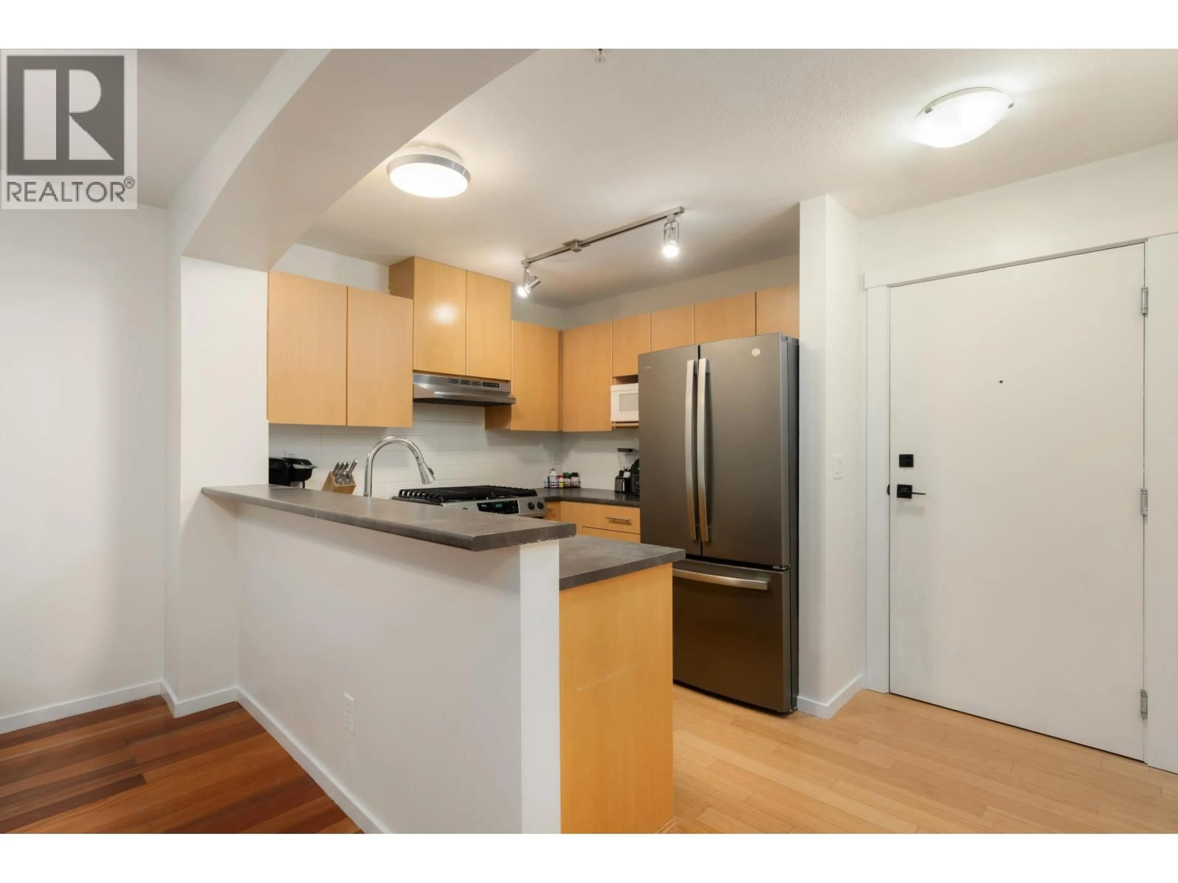 Standard kitchen, unknown for 414 - 9319 UNIVERSITY CRESCENT, Burnaby British Columbia V5A4Y5