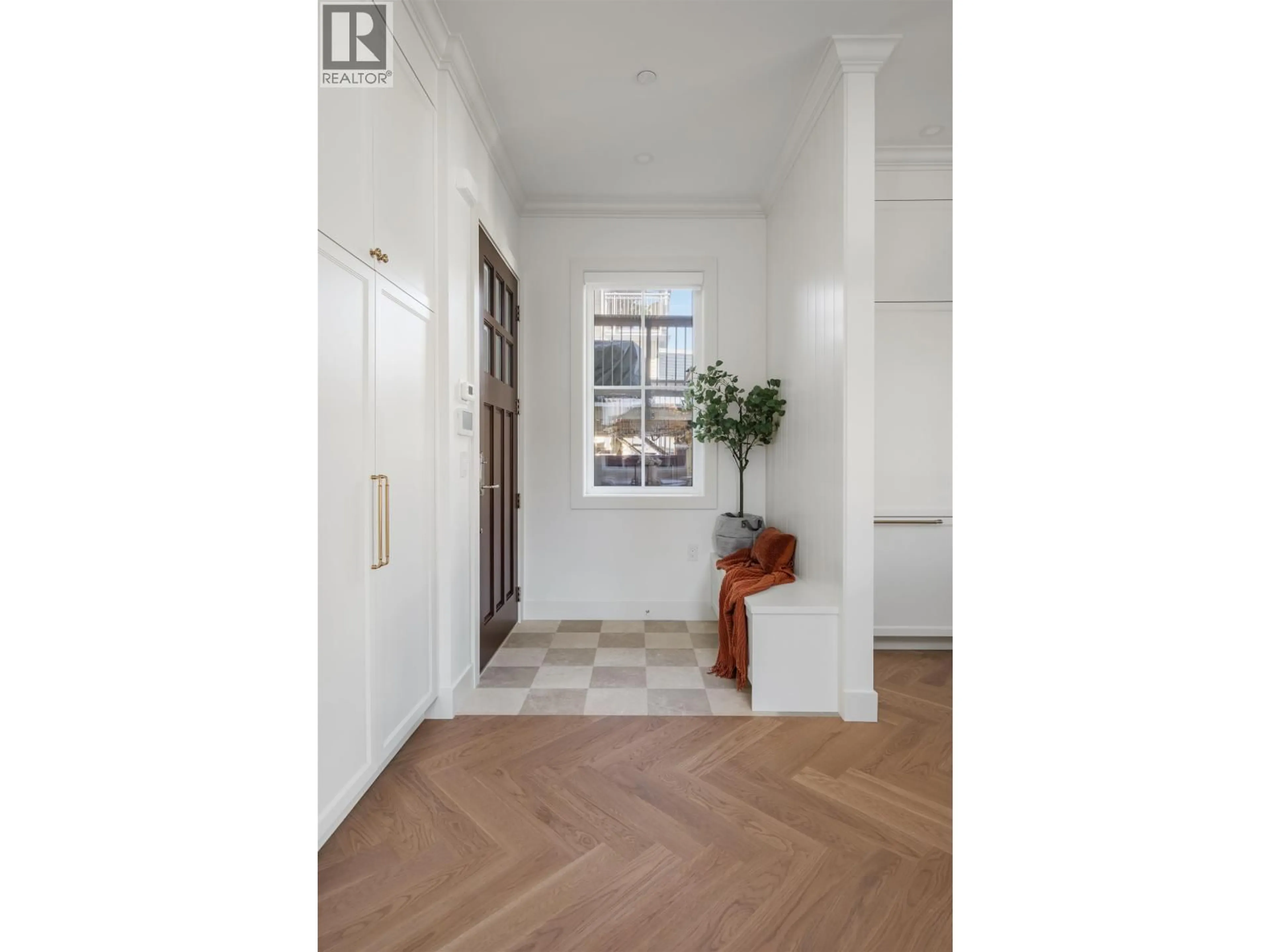 Indoor entryway for 2 - 127 17TH AVENUE, Vancouver British Columbia V5Y1Z7