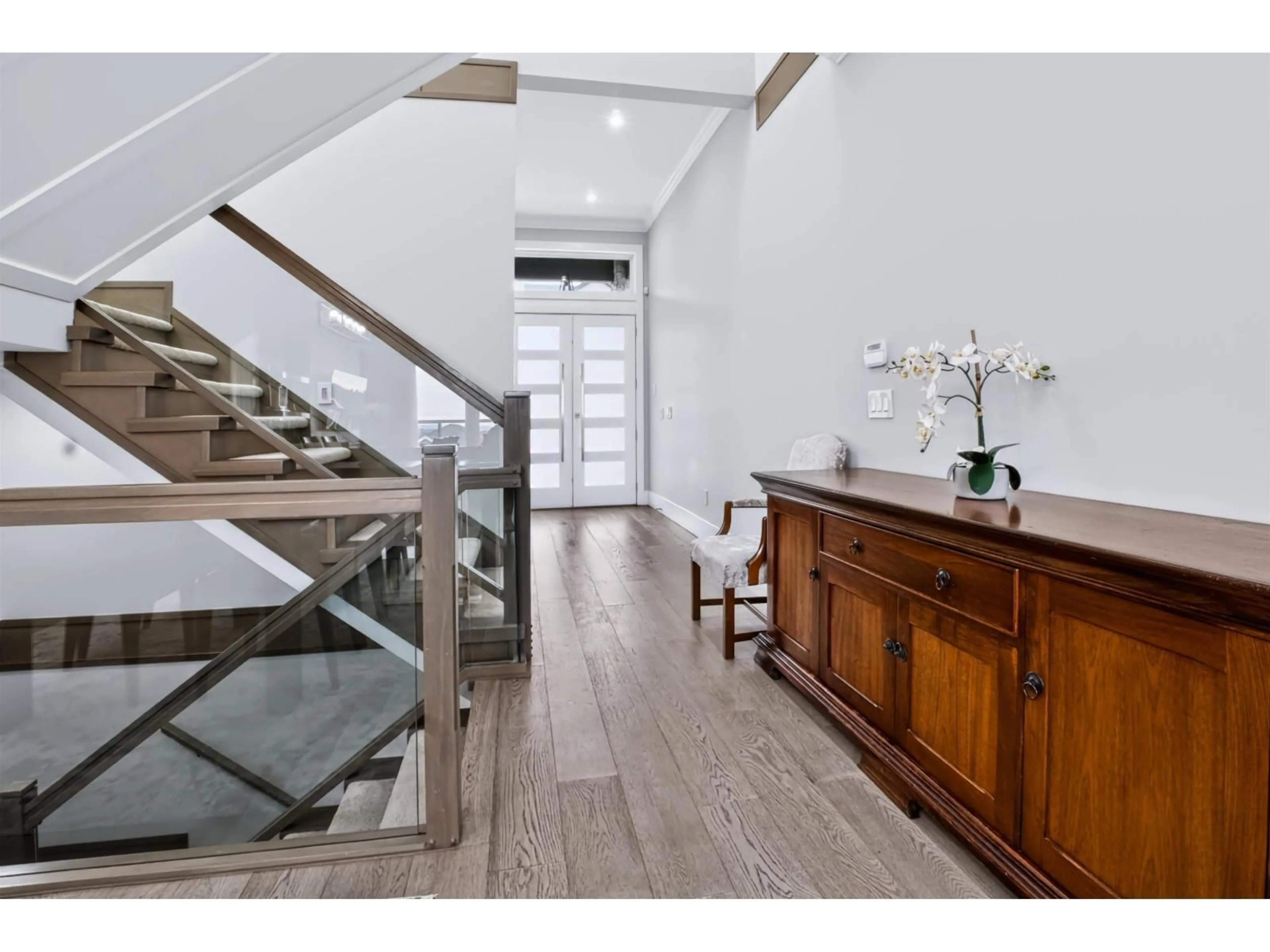 Indoor foyer for 16772 16A AVENUE, Surrey British Columbia V3Z0T3