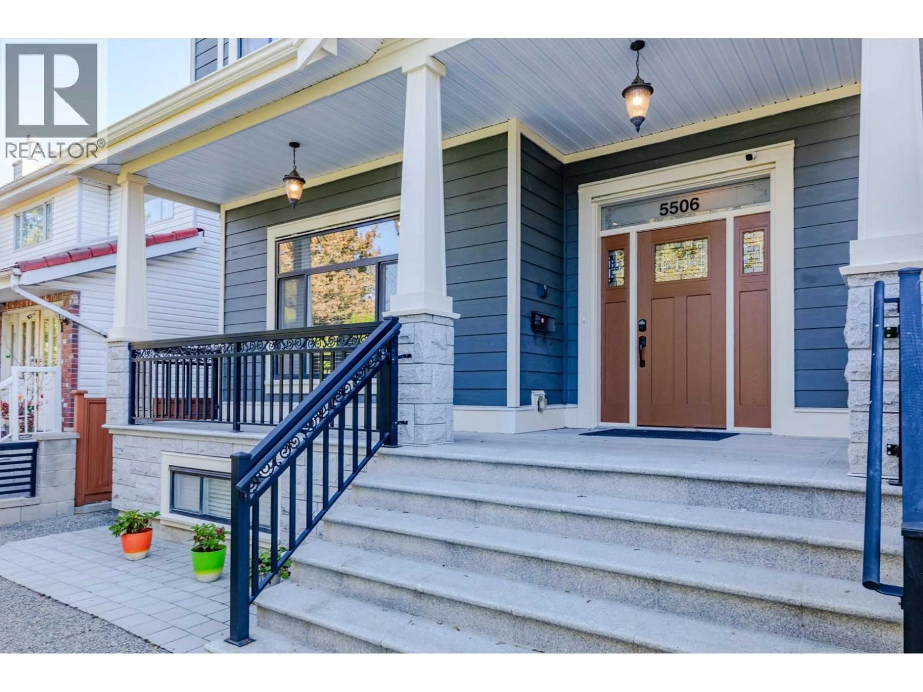 Indoor entryway for 5506 COLLEGE STREET, Vancouver British Columbia V5R3Z7