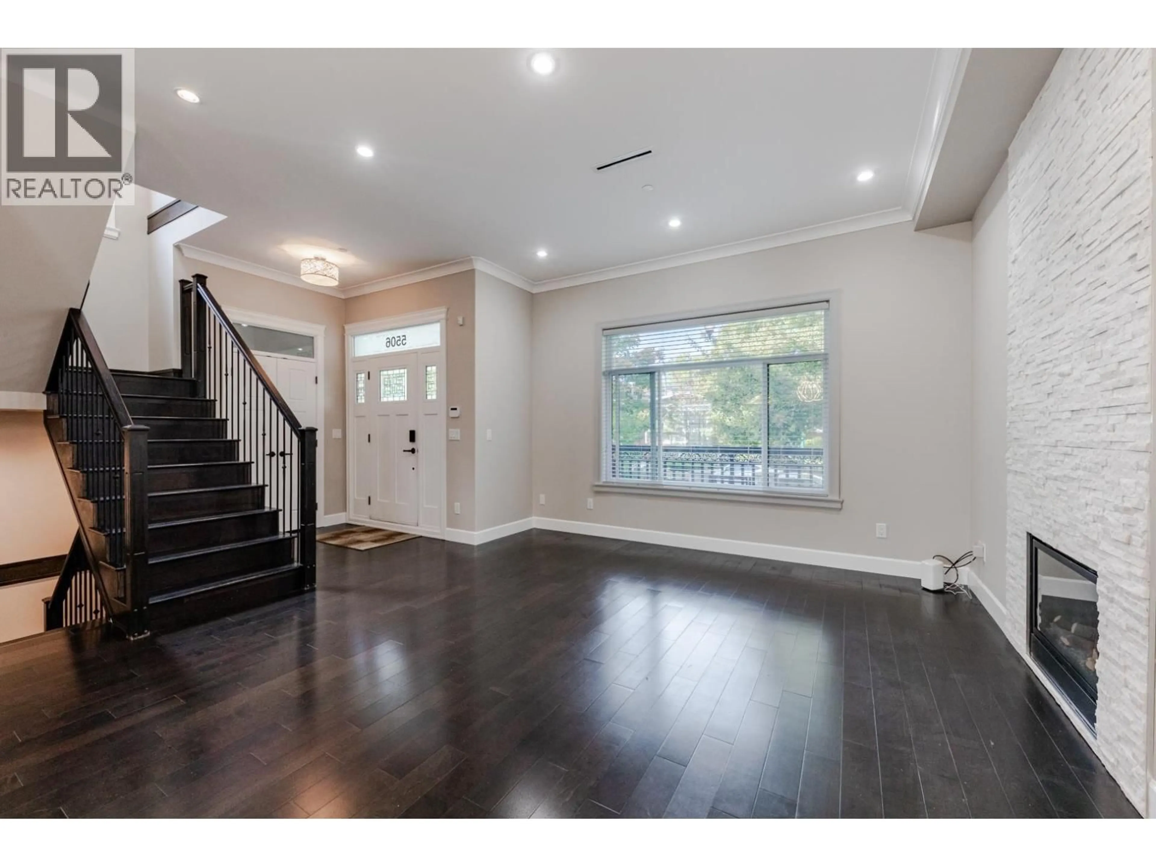 Indoor entryway for 5506 COLLEGE STREET, Vancouver British Columbia V5R3Z7