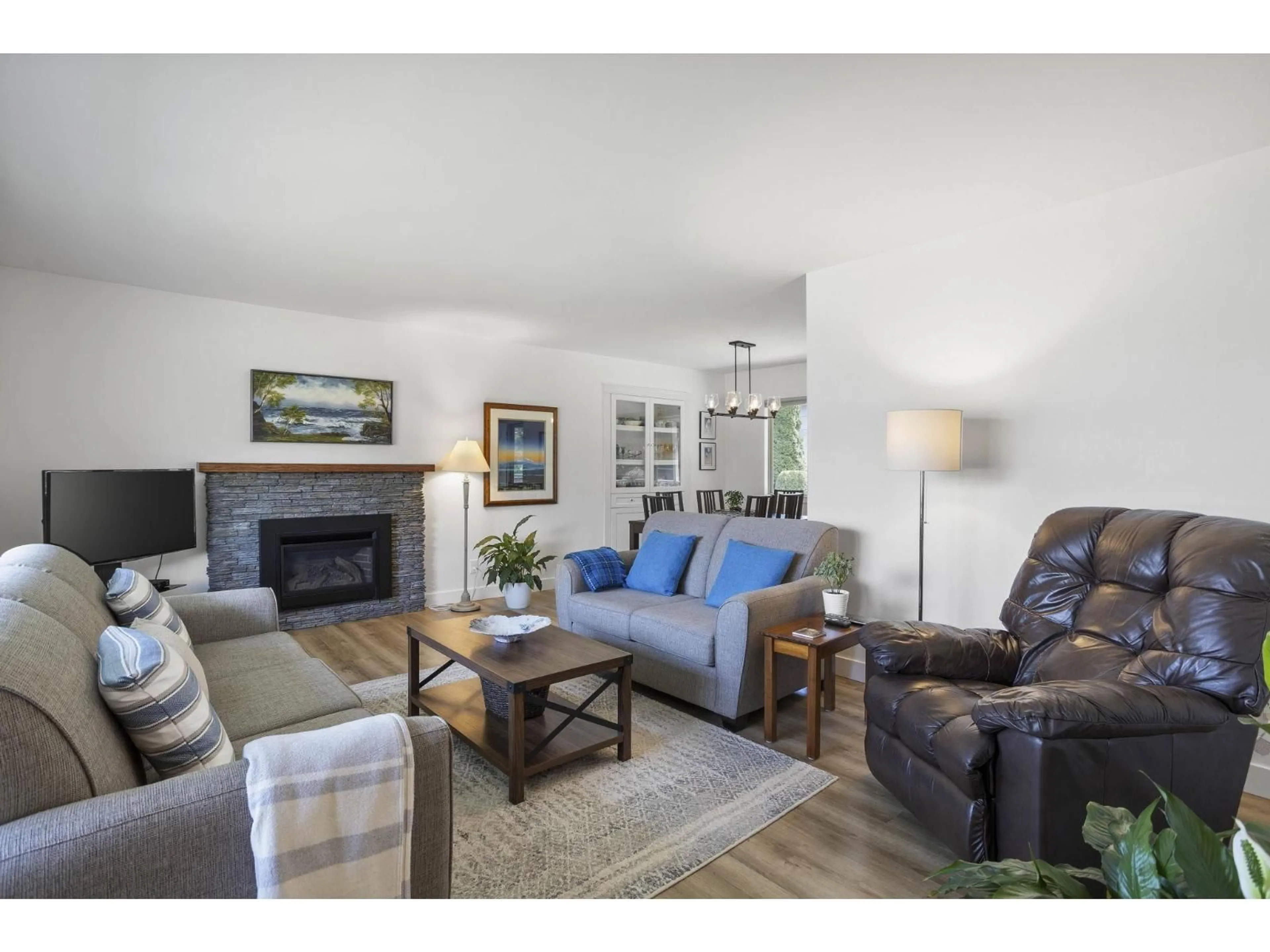 Living room with furniture, wood/laminate floor for 33268 SWANSEA AVENUE, Abbotsford British Columbia V2S1M9