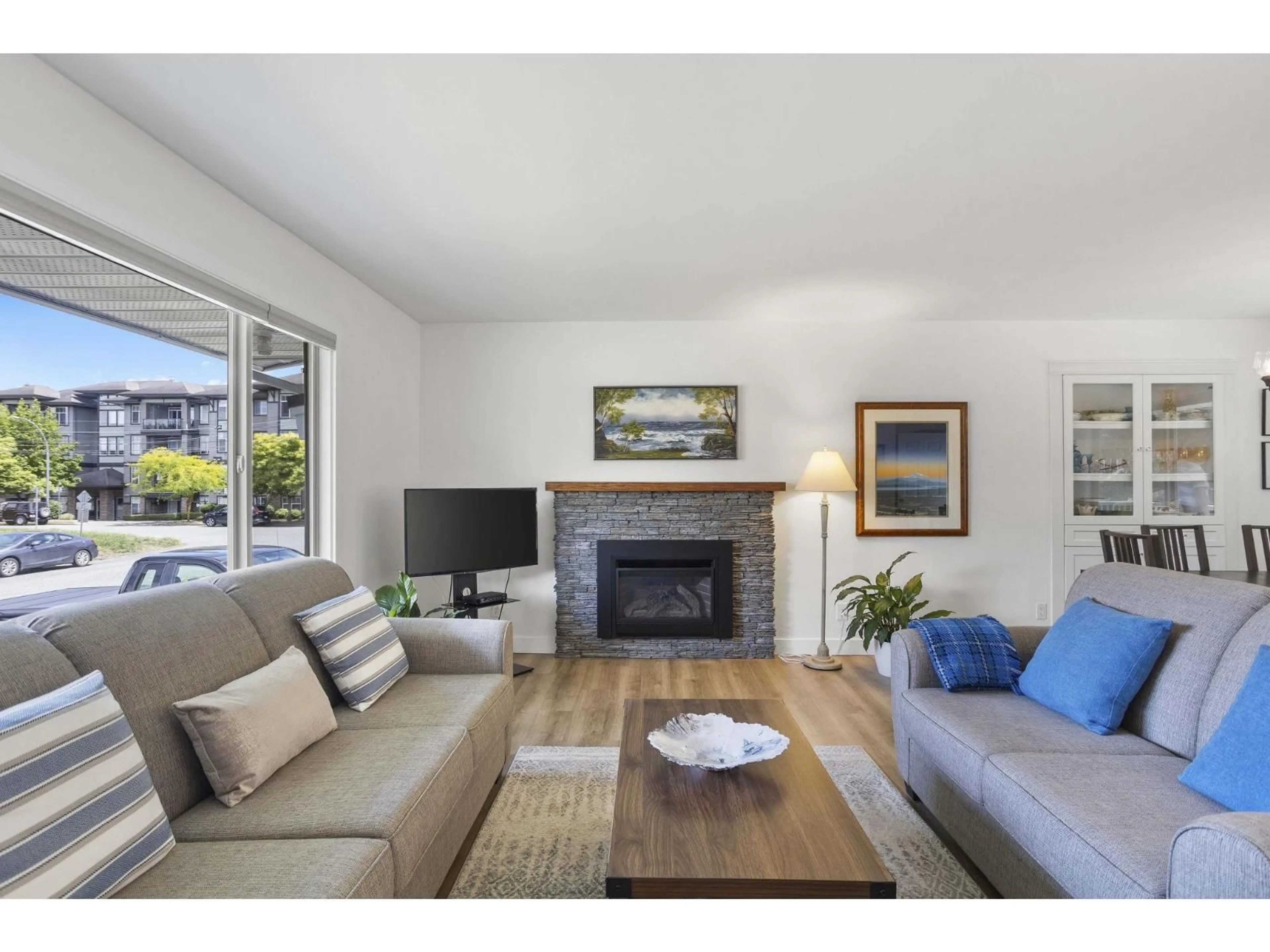 Living room with furniture, wood/laminate floor for 33268 SWANSEA AVENUE, Abbotsford British Columbia V2S1M9