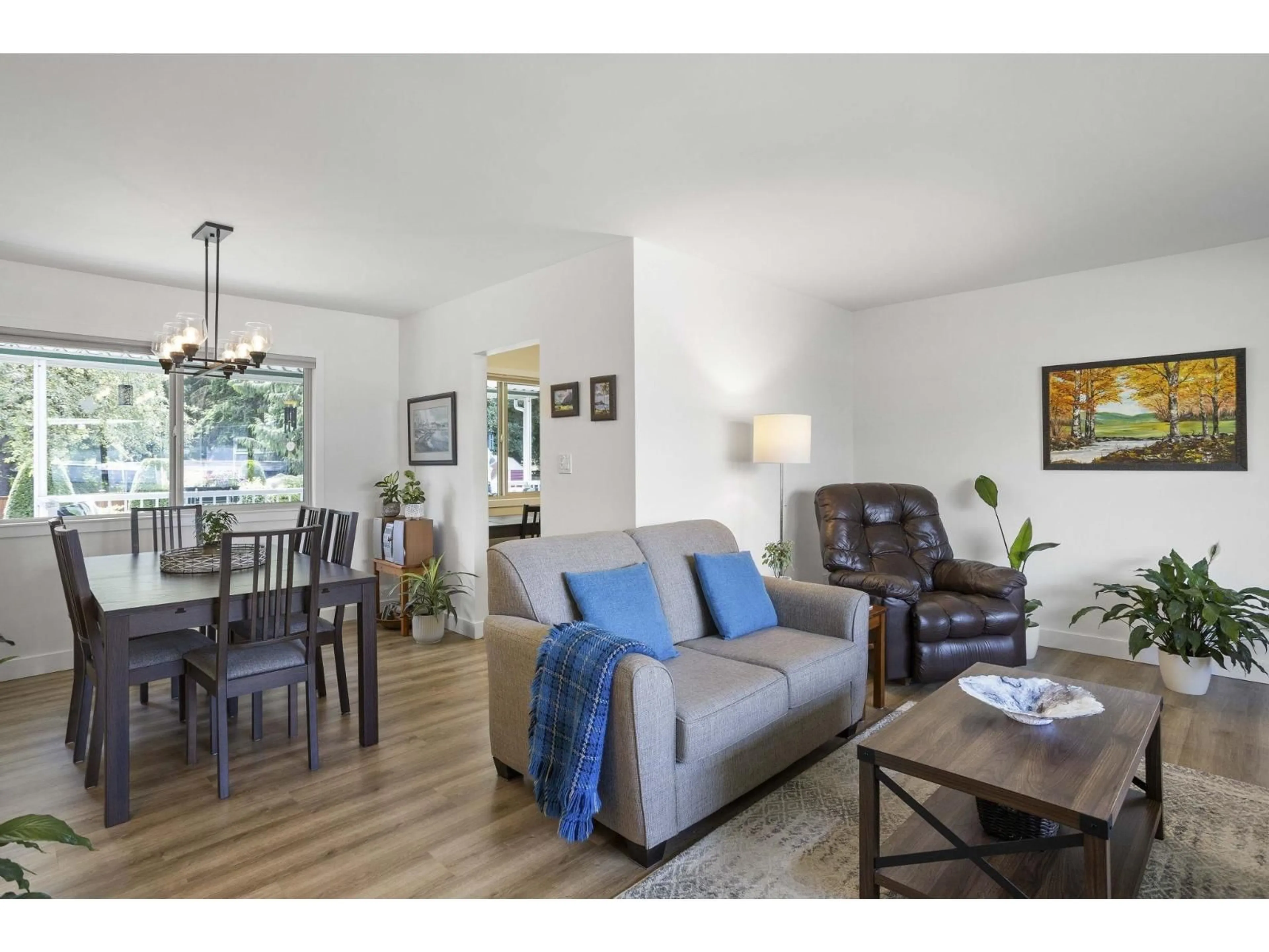 Living room with furniture, wood/laminate floor for 33268 SWANSEA AVENUE, Abbotsford British Columbia V2S1M9