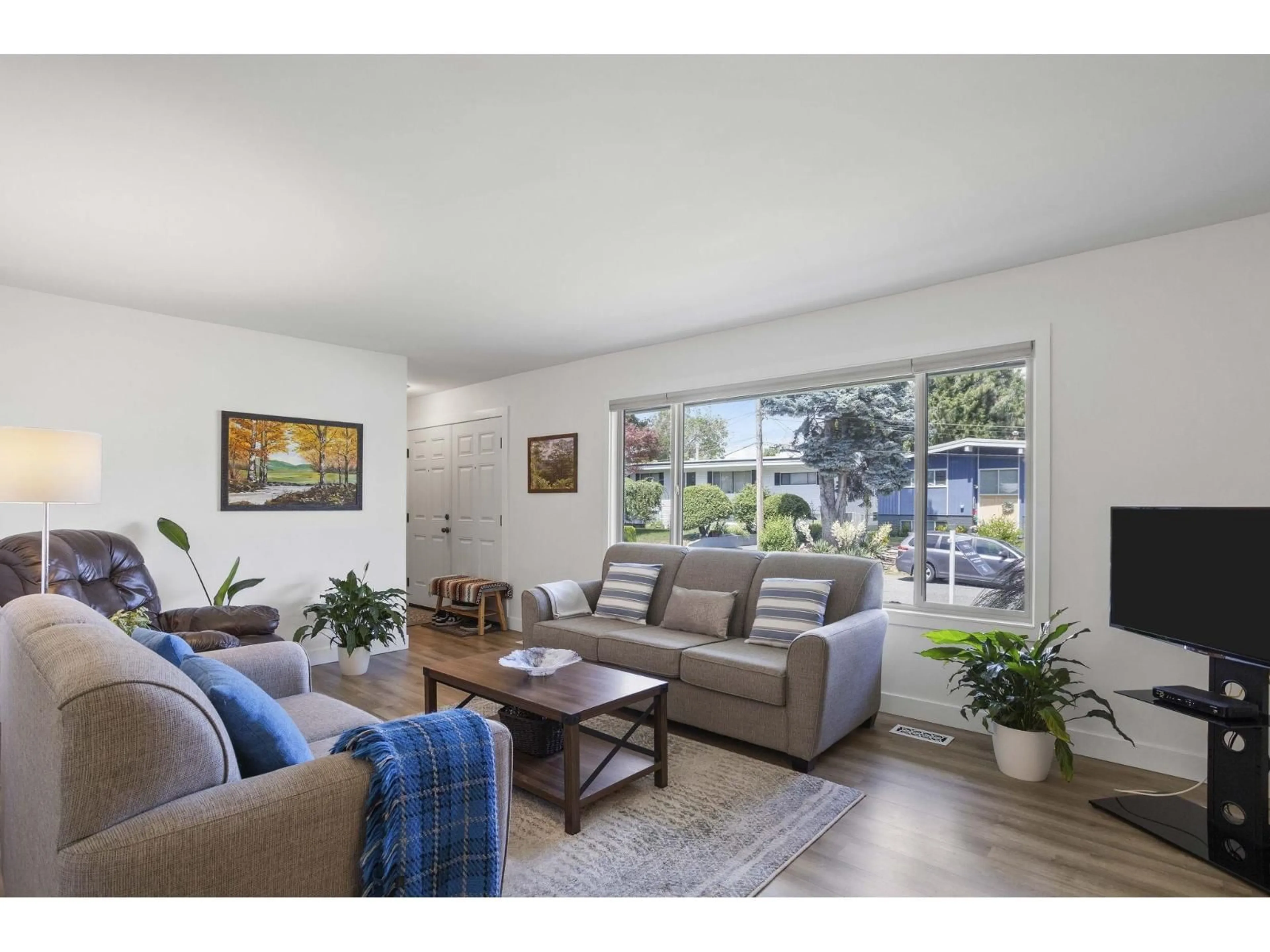 Living room with furniture, unknown for 33268 SWANSEA AVENUE, Abbotsford British Columbia V2S1M9