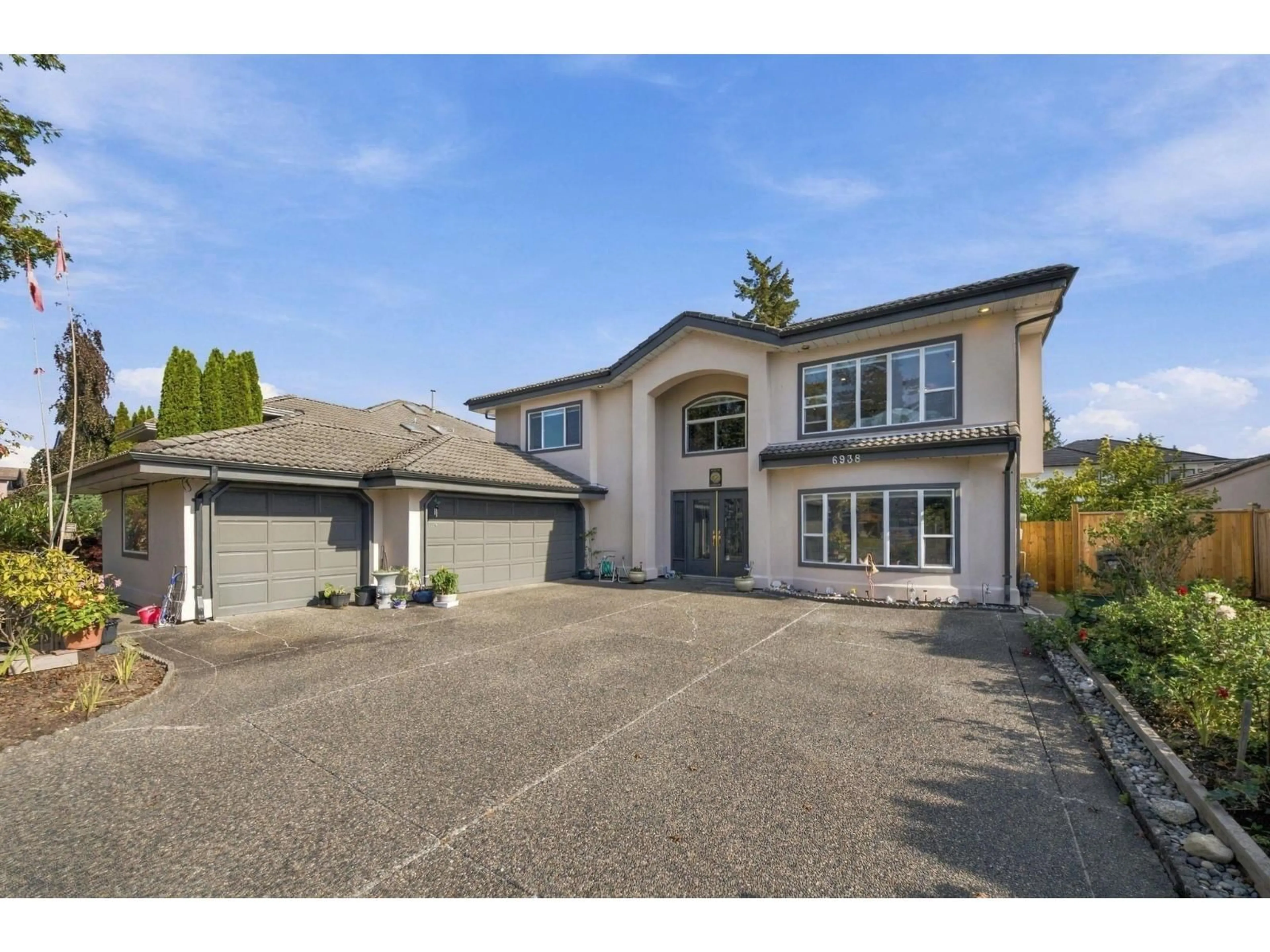 A pic from outside/outdoor area/front of a property/back of a property/a pic from drone, street for 6938 127A STREET, Surrey British Columbia V3W0V4