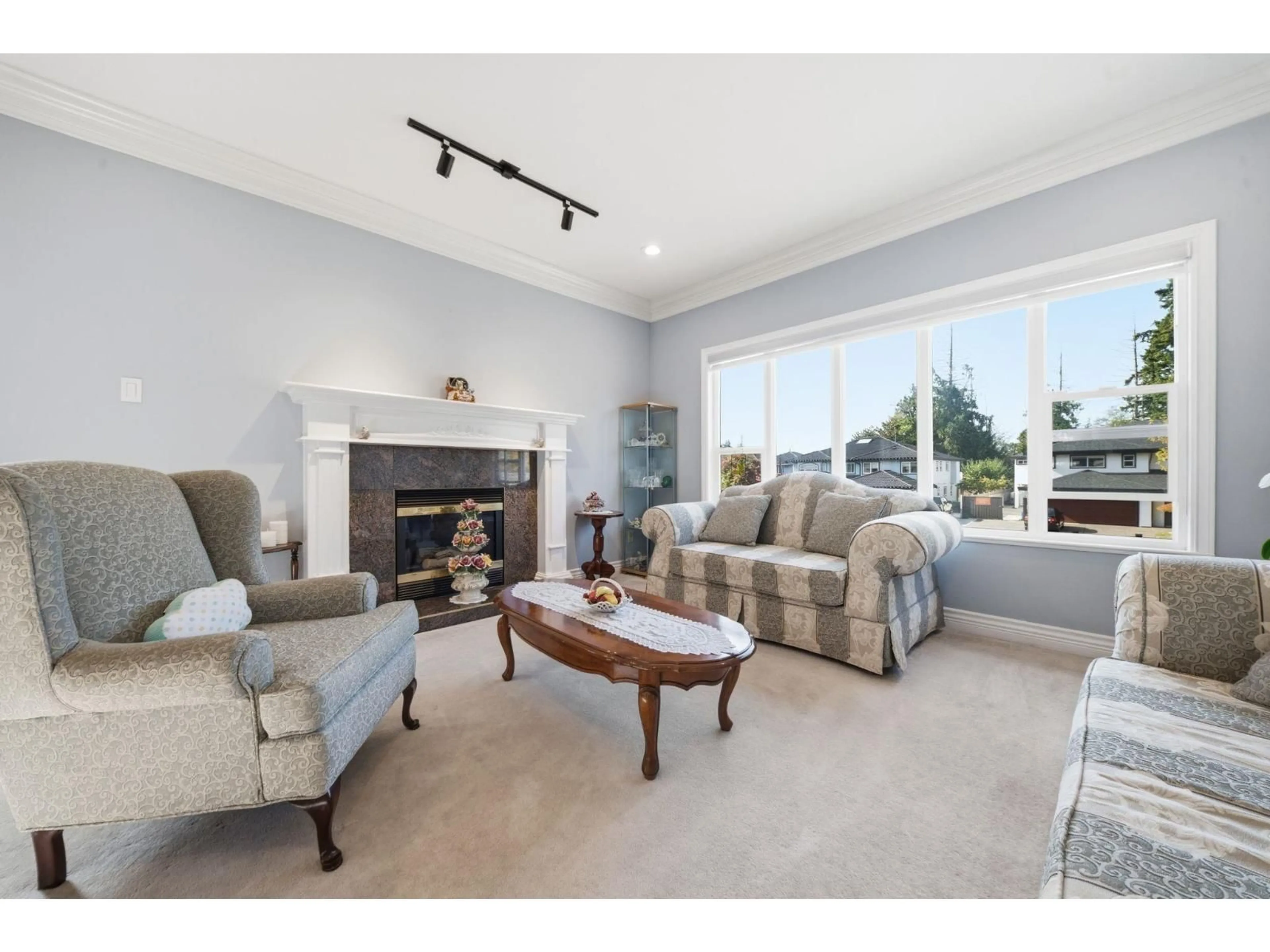 Living room with furniture, unknown for 6938 127A STREET, Surrey British Columbia V3W0V4