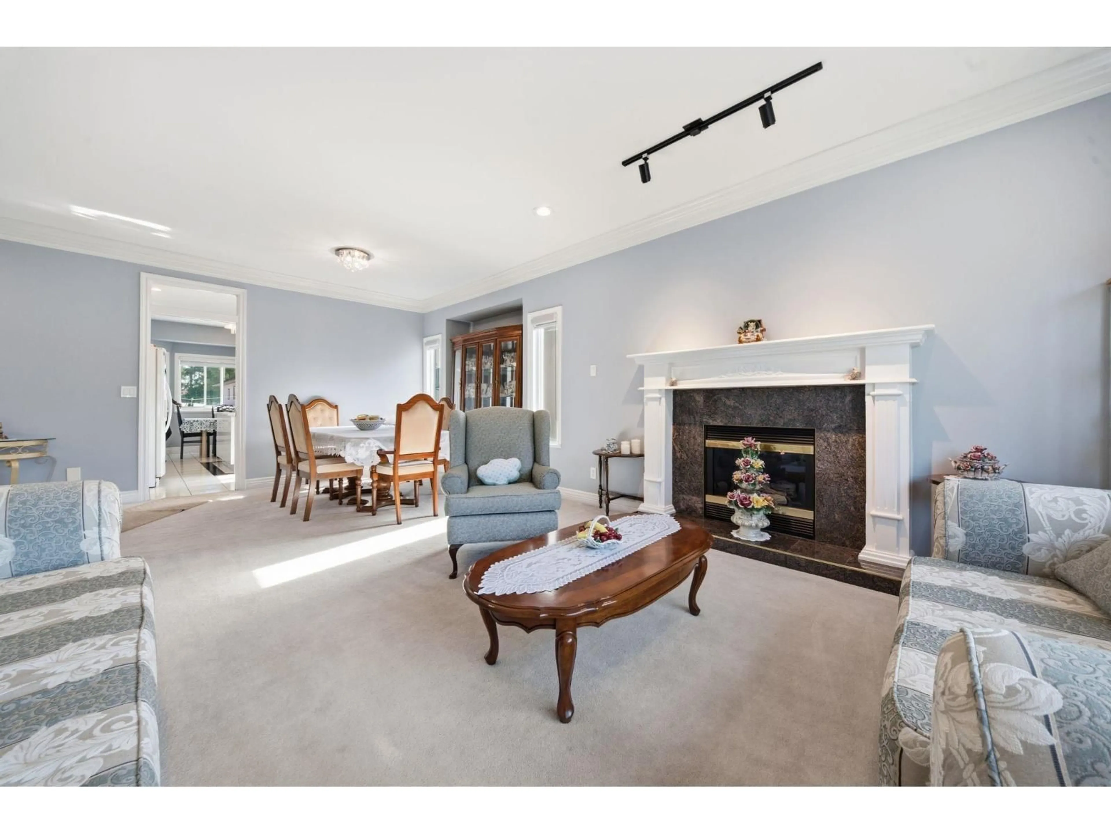 Living room with furniture, unknown for 6938 127A STREET, Surrey British Columbia V3W0V4