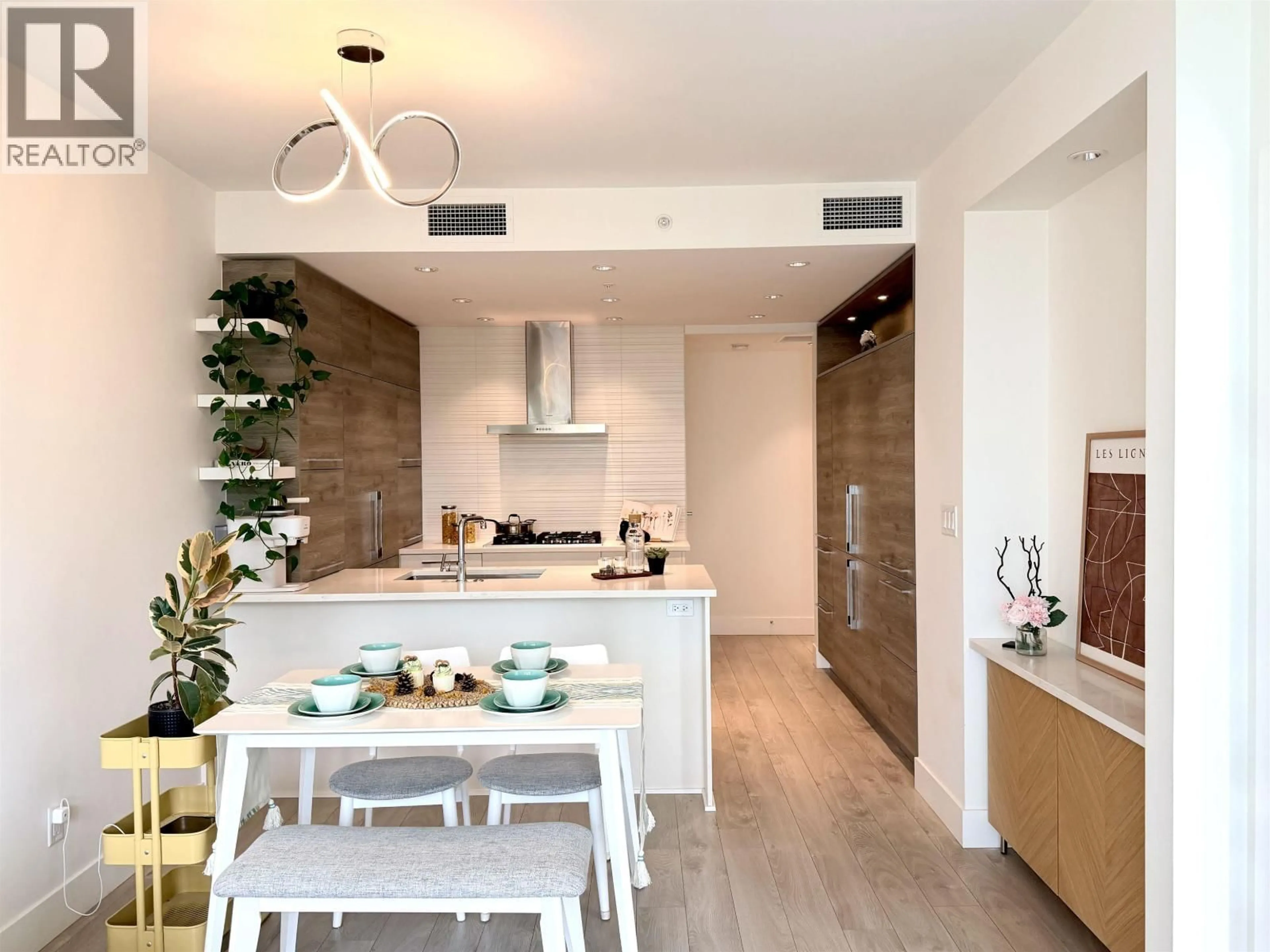 Open concept kitchen, unknown for 911 - 7388 KINGSWAY, Burnaby British Columbia V3N0G9