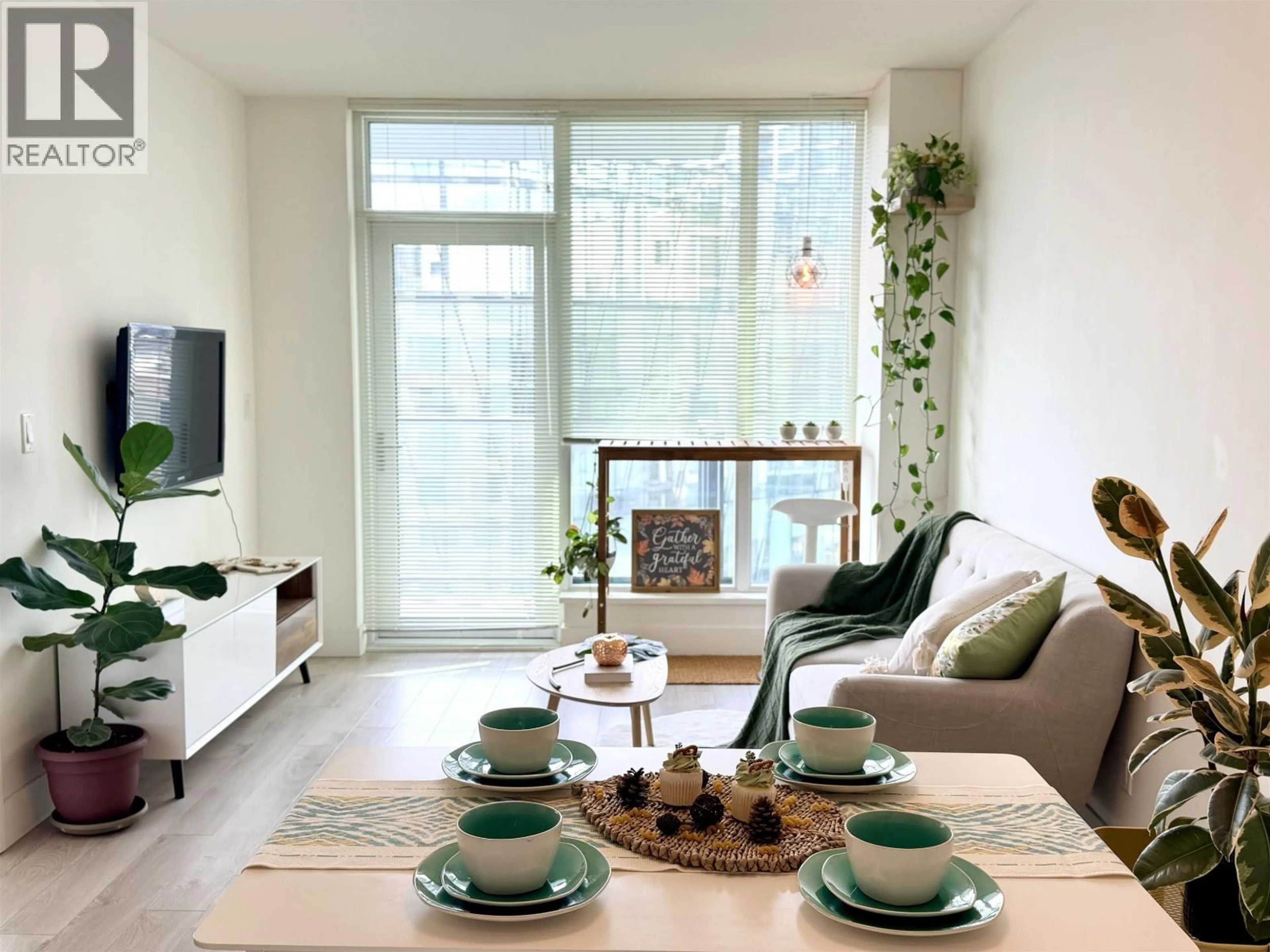 Living room with furniture, unknown for 911 - 7388 KINGSWAY, Burnaby British Columbia V3N0G9