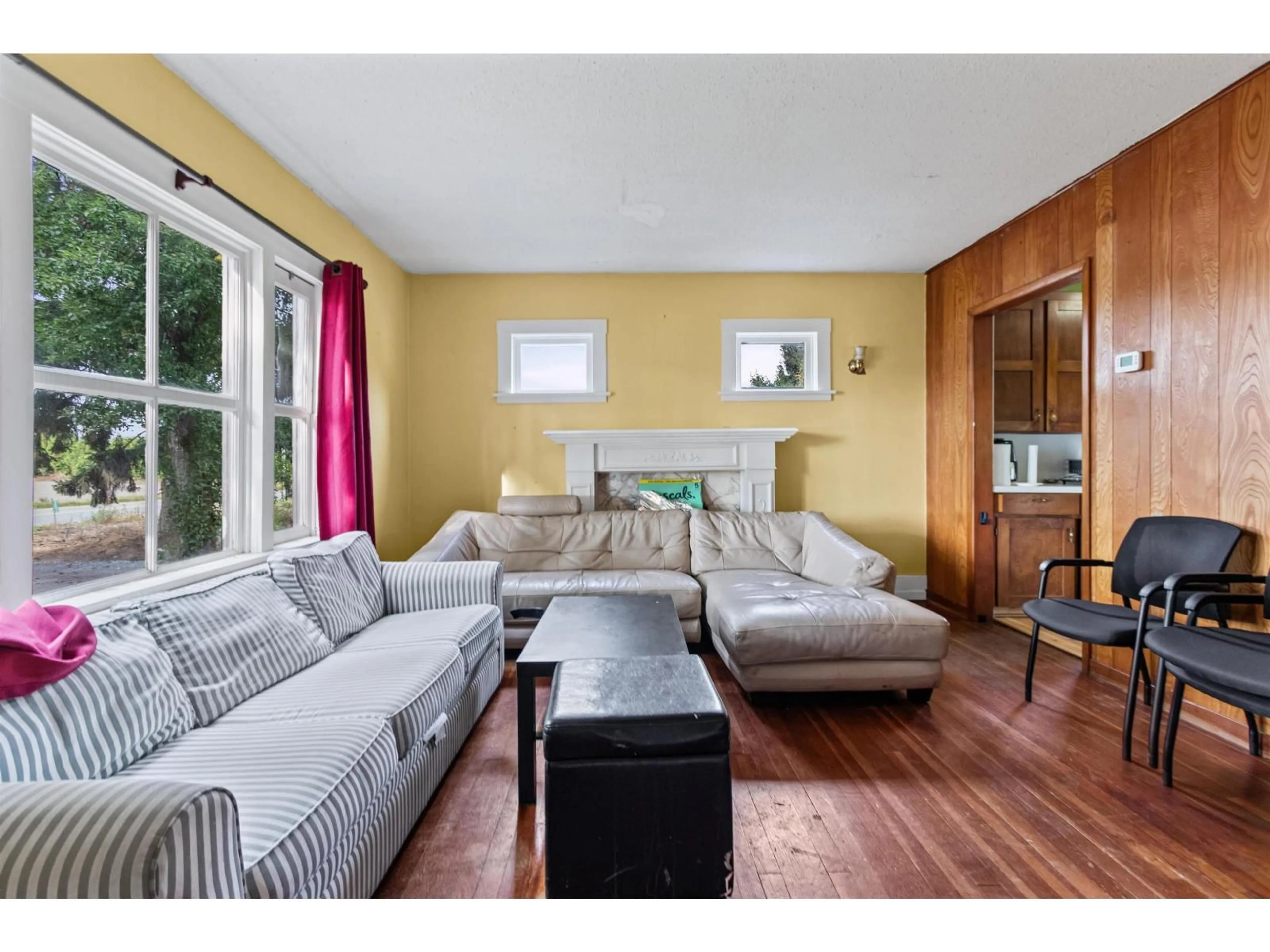 Living room with furniture, wood/laminate floor for 32219 HARRIS ROAD, Abbotsford British Columbia V4X1W1
