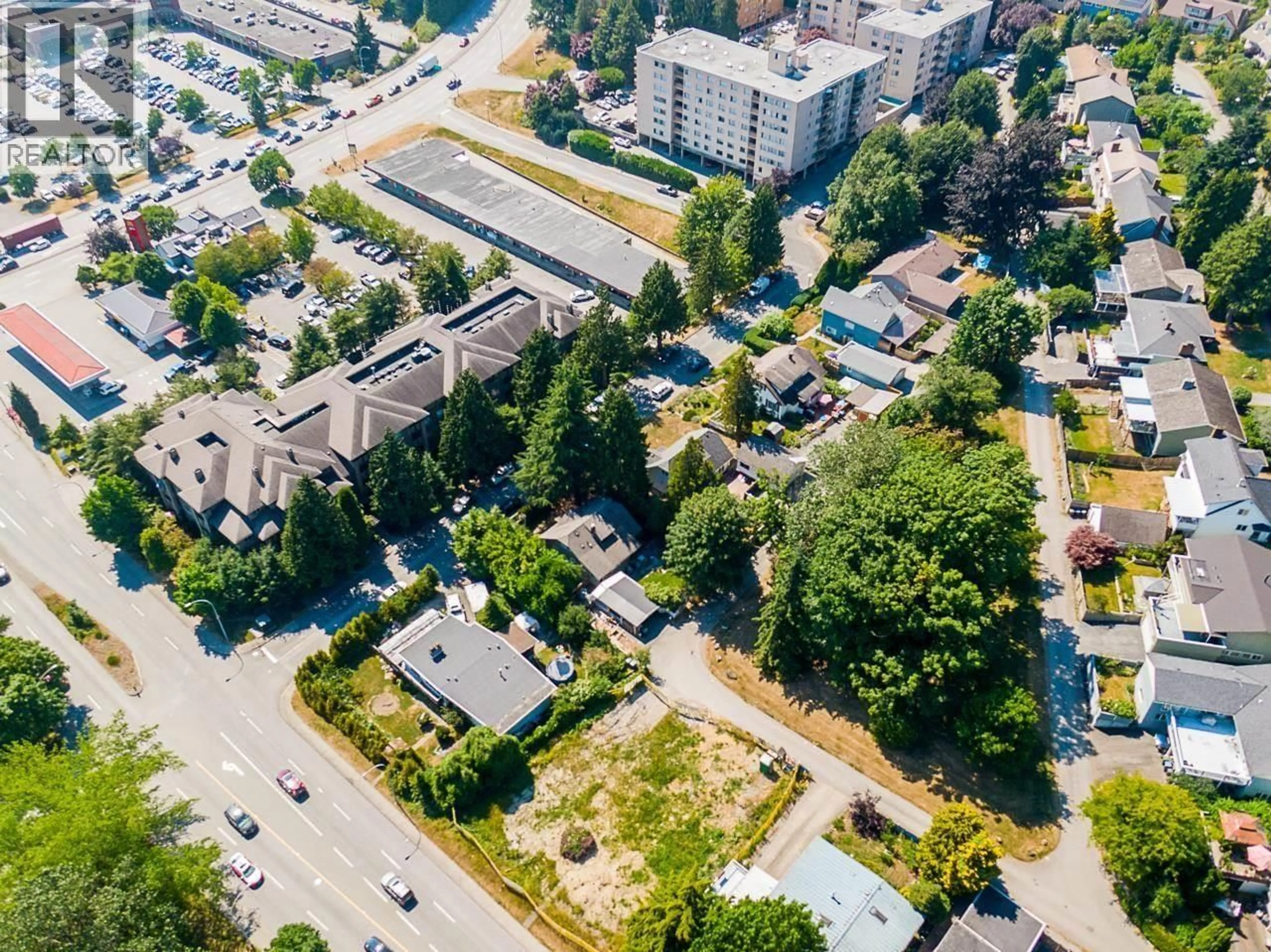 A pic from outside/outdoor area/front of a property/back of a property/a pic from drone, city buildings view from balcony for 823 SANGSTER PLACE, New Westminster British Columbia V3L4L7