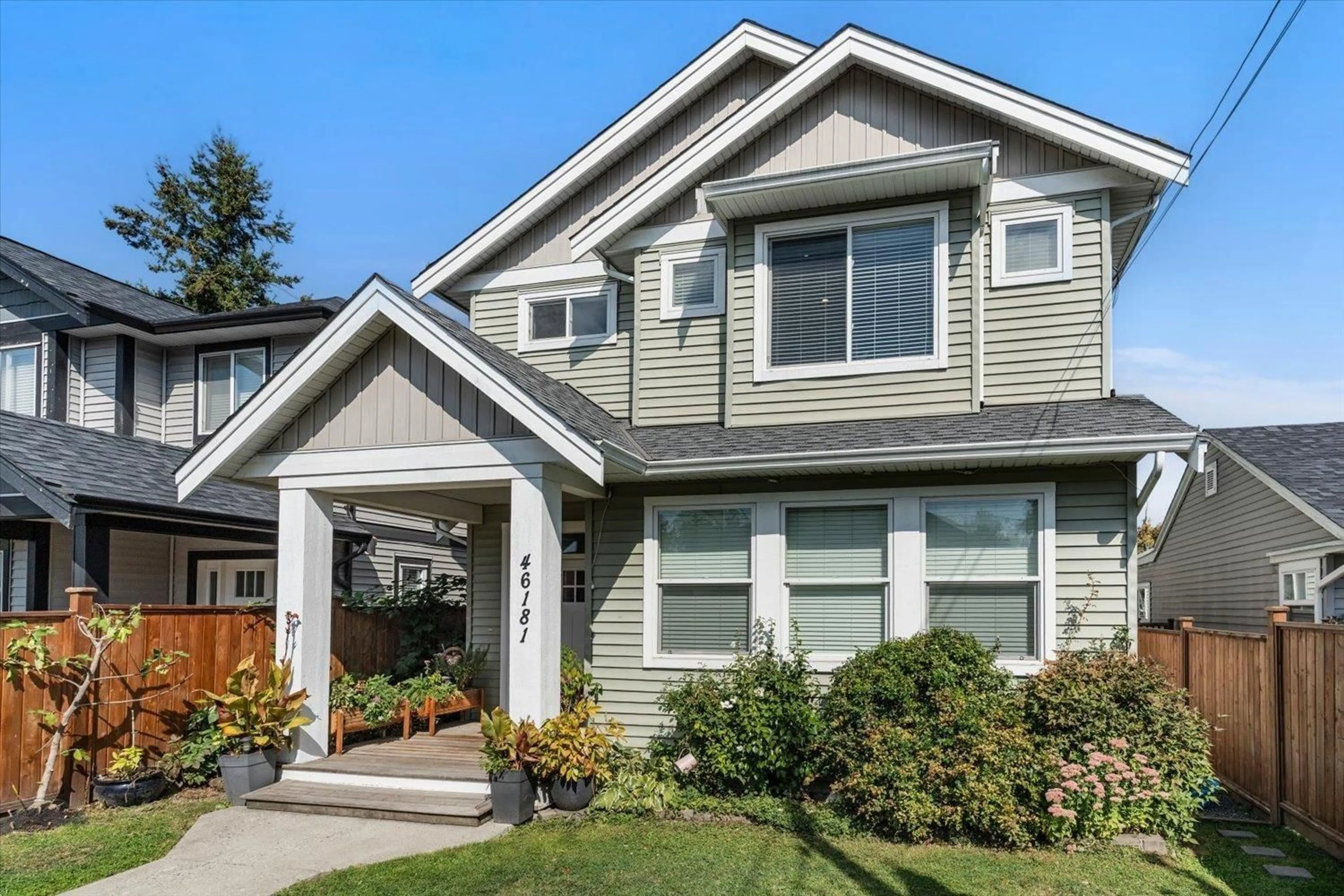 Home with vinyl exterior material, street for 46181 SECOND AVENUE, Chilliwack British Columbia V2P1S8