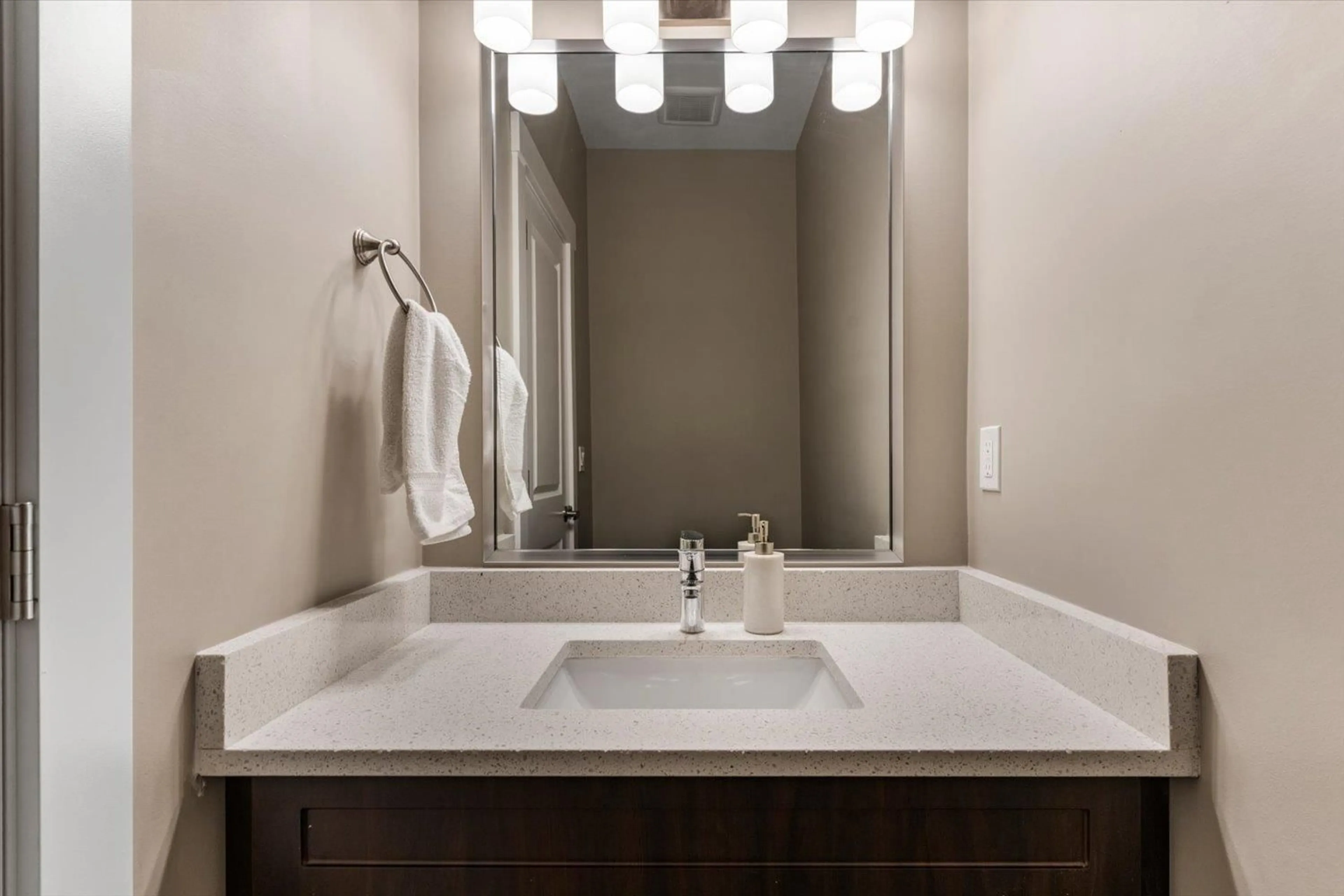 Standard bathroom, ceramic/tile floor for 46181 SECOND AVENUE, Chilliwack British Columbia V2P1S8