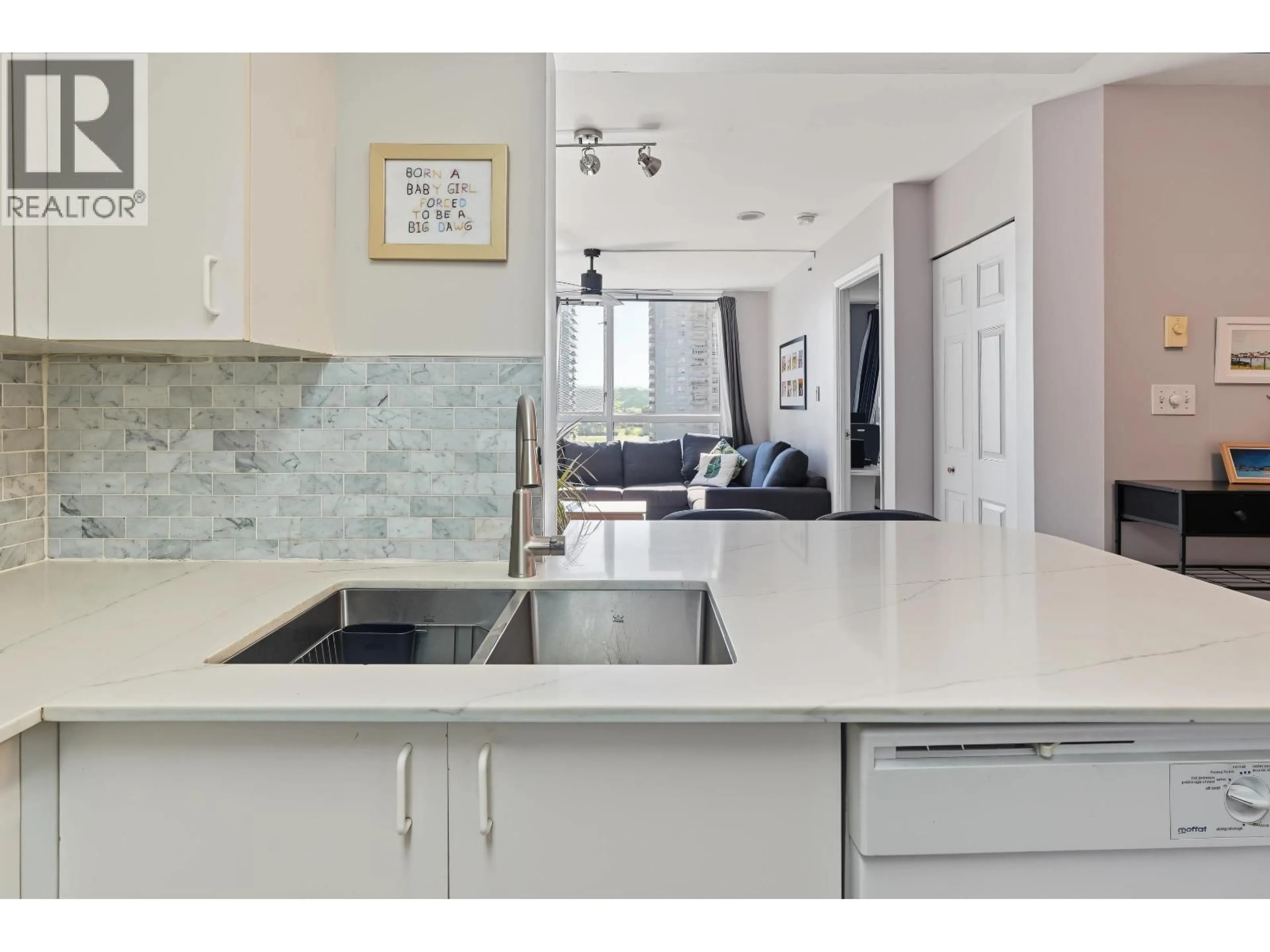 Open concept kitchen, ceramic/tile floor for 1105 - 55 TENTH STREET, New Westminster British Columbia V3M6R5