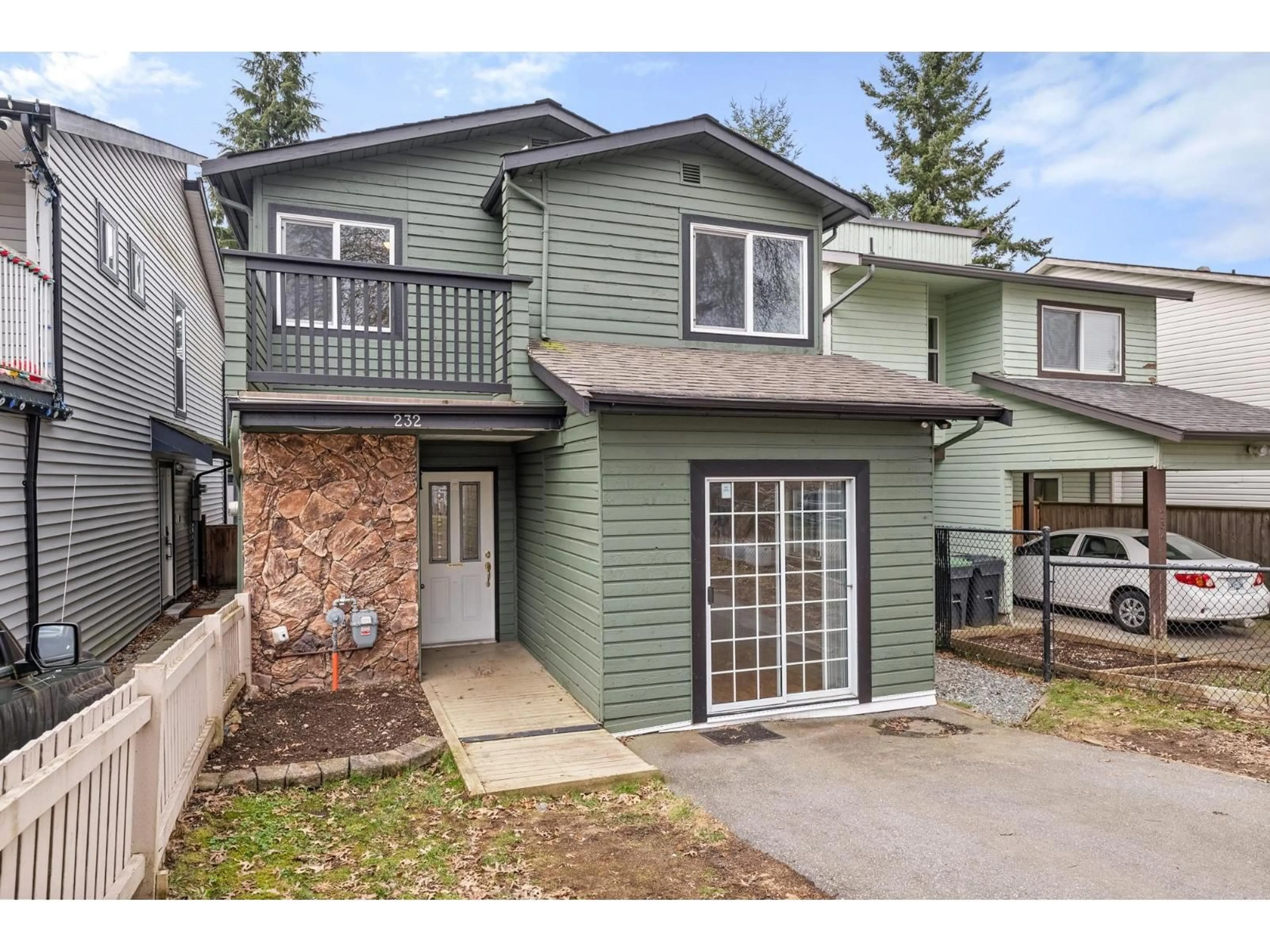 Home with vinyl exterior material, street for 232 DAVIS CRESCENT, Langley British Columbia V4W3K7