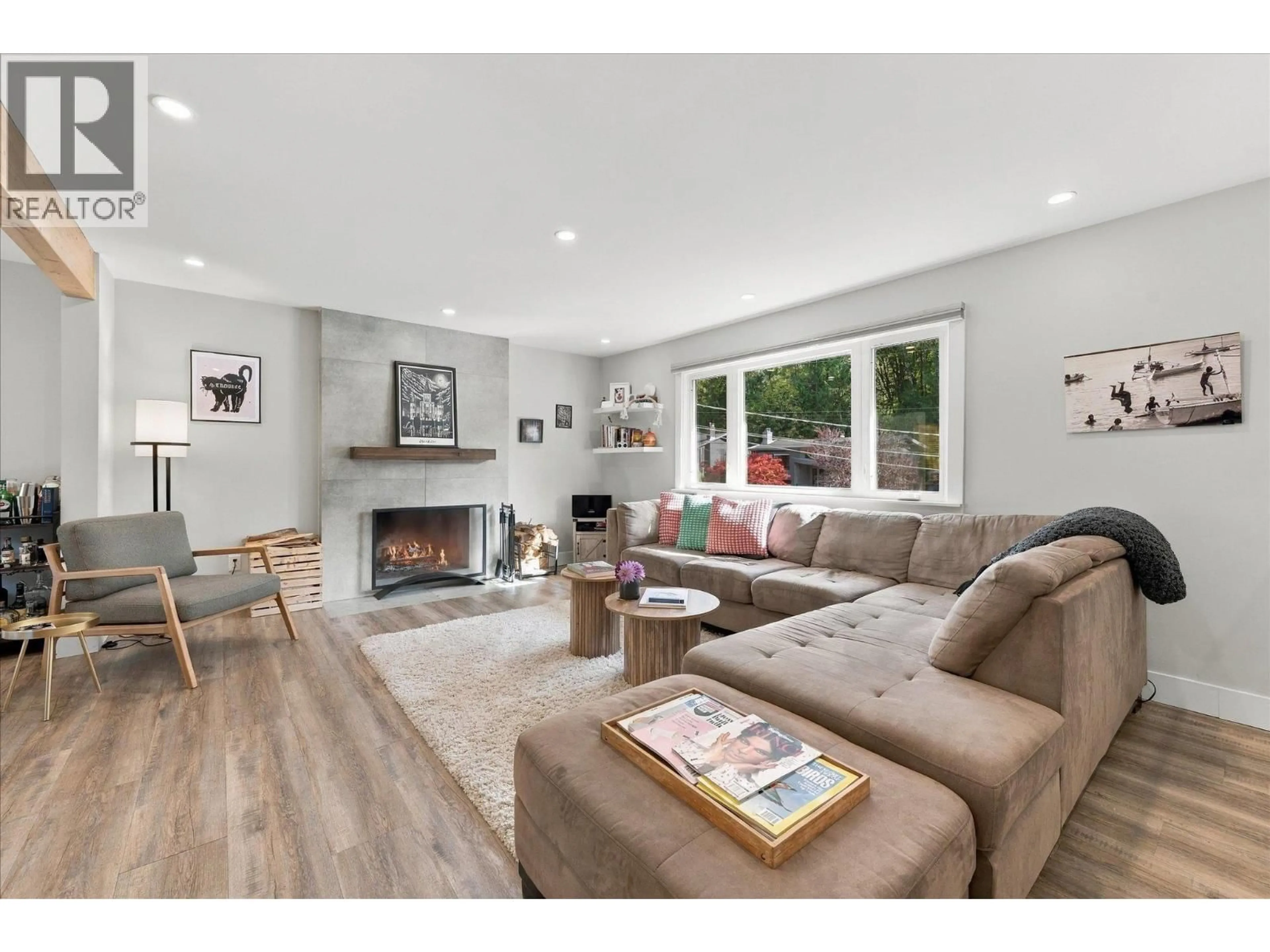 Living room with furniture, wood/laminate floor for 37963 MAGNOLIA CRESCENT, Squamish British Columbia V8B0X7