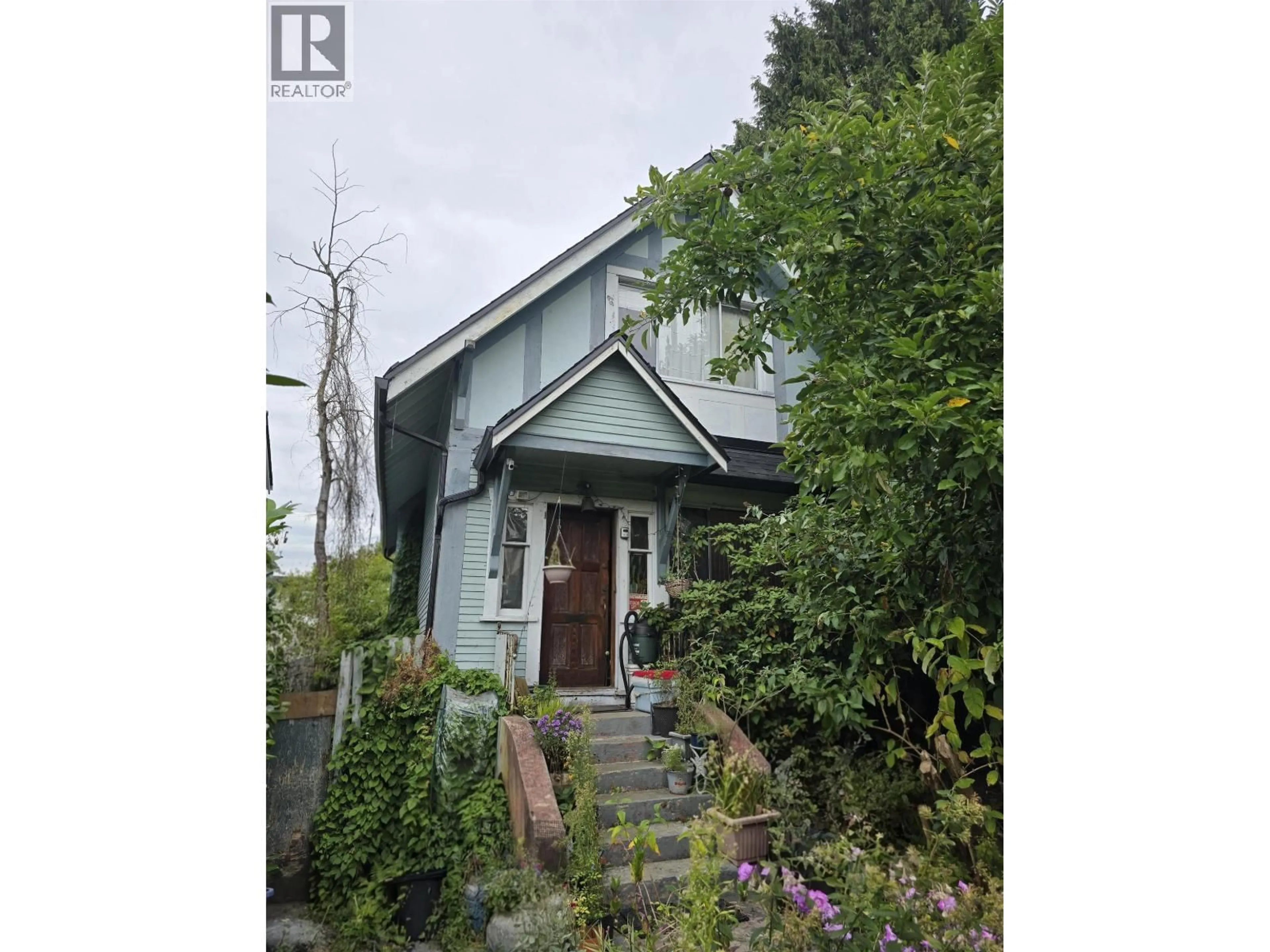 A pic from outside/outdoor area/front of a property/back of a property/a pic from drone, street for 2153 FRANKLIN STREET, Vancouver British Columbia V5L1R6
