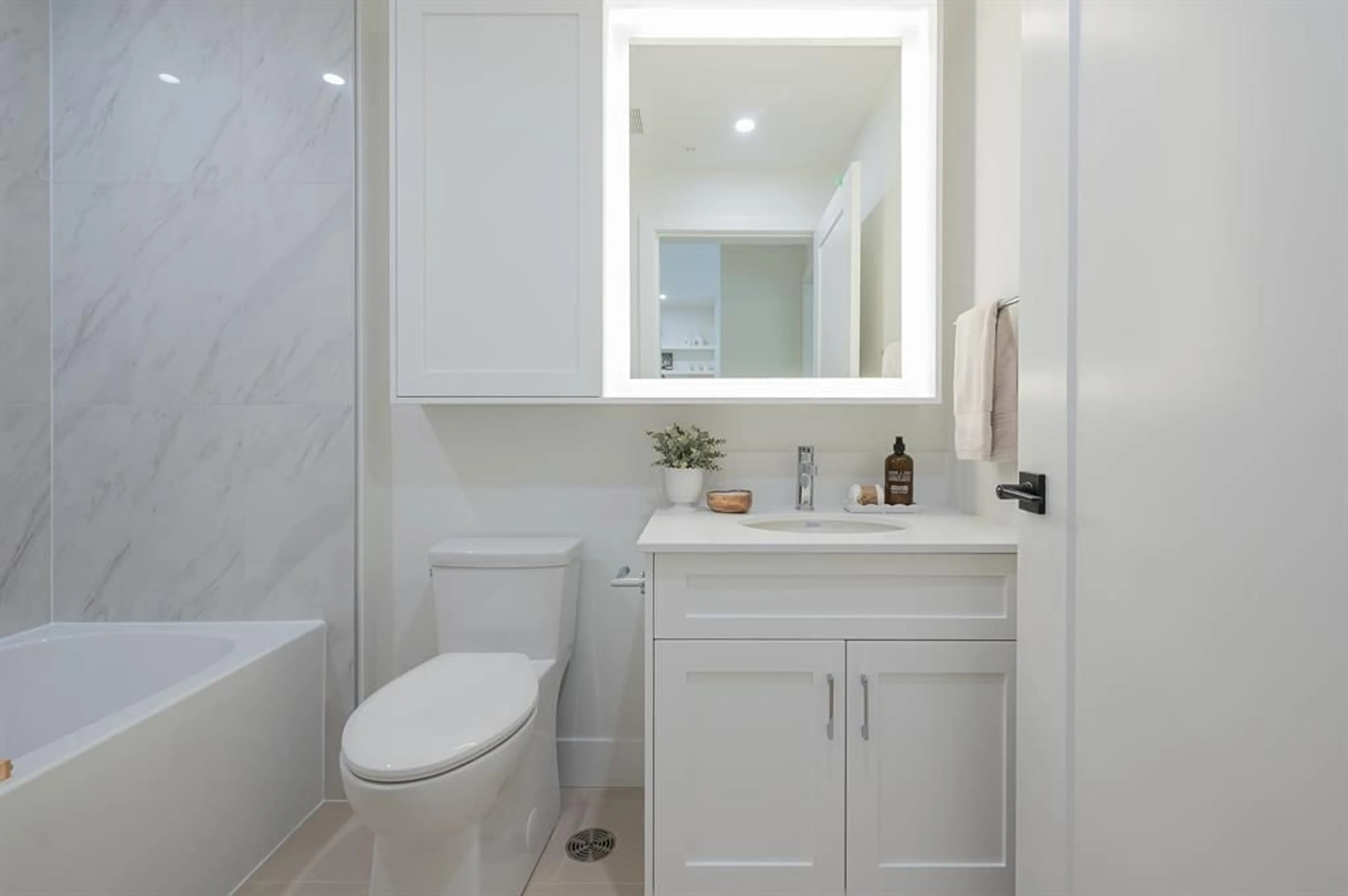 Standard bathroom, ceramic/tile floor for 308 - 46185 THOMAS ROAD, Chilliwack British Columbia V2R6N8