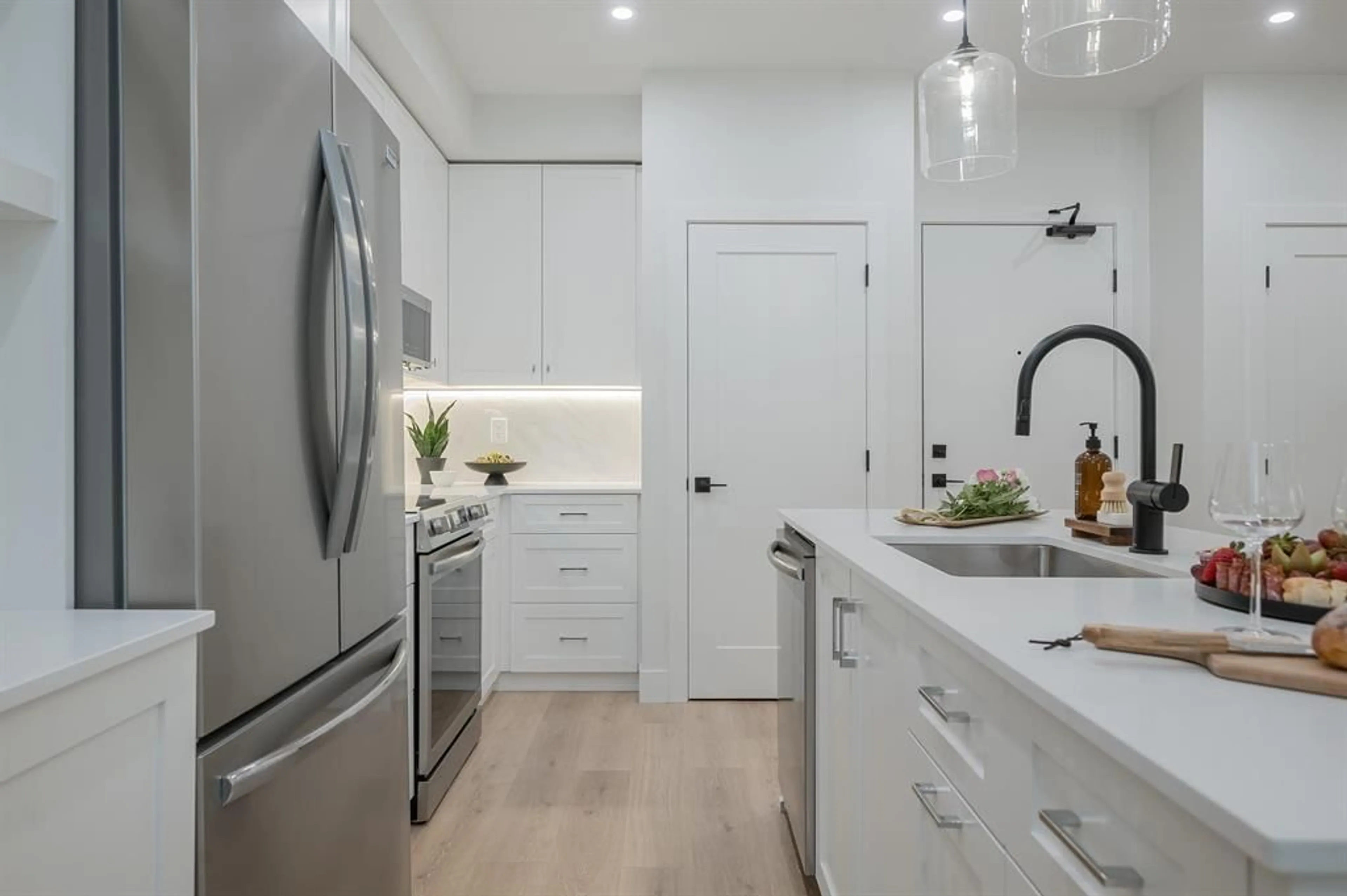 Contemporary kitchen, unknown for 412 - 46185 THOMAS ROAD, Chilliwack British Columbia V2R6N8