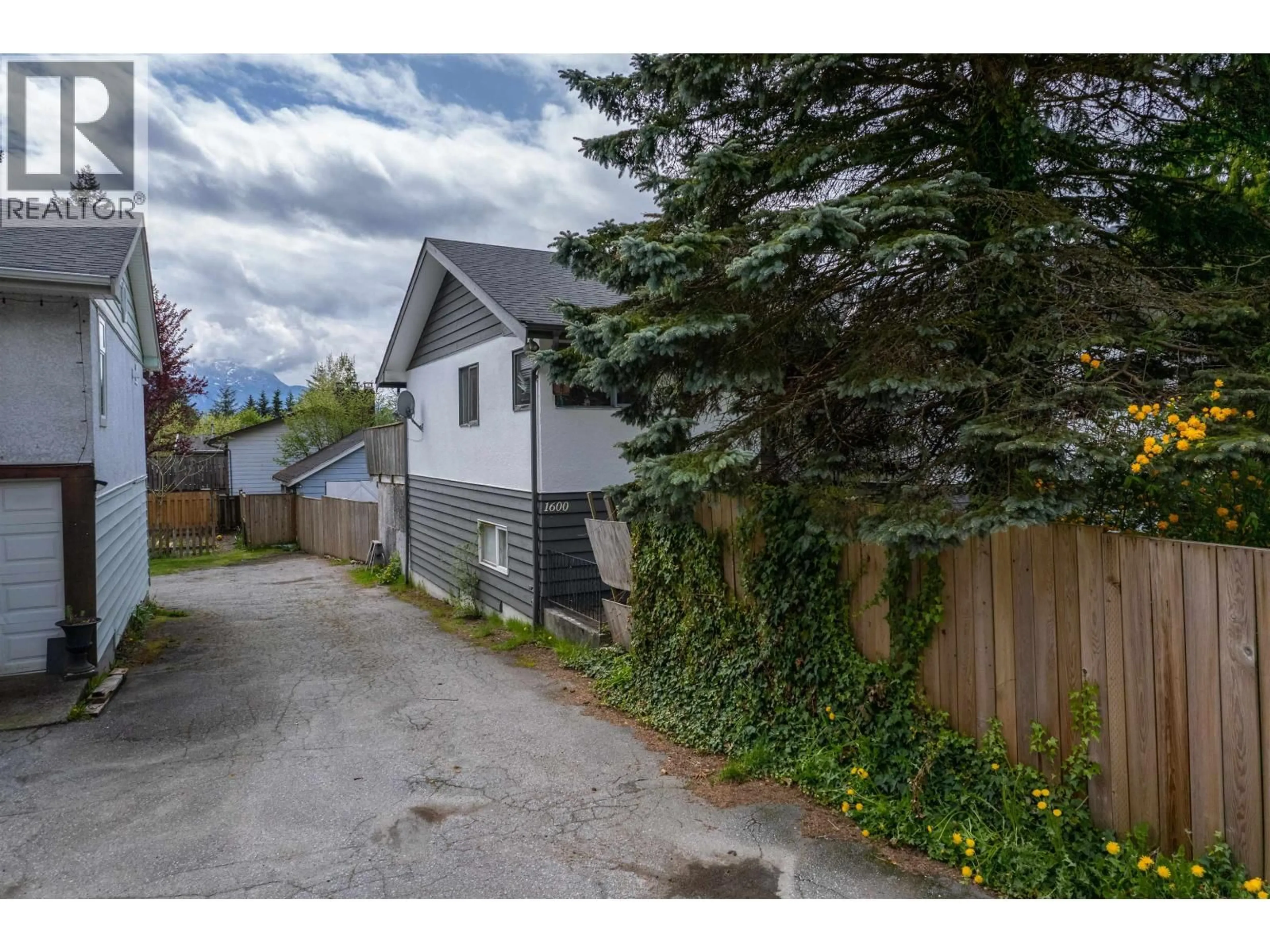 A pic from outside/outdoor area/front of a property/back of a property/a pic from drone, street for 1600 DEPOT ROAD, Squamish British Columbia V0N1H0