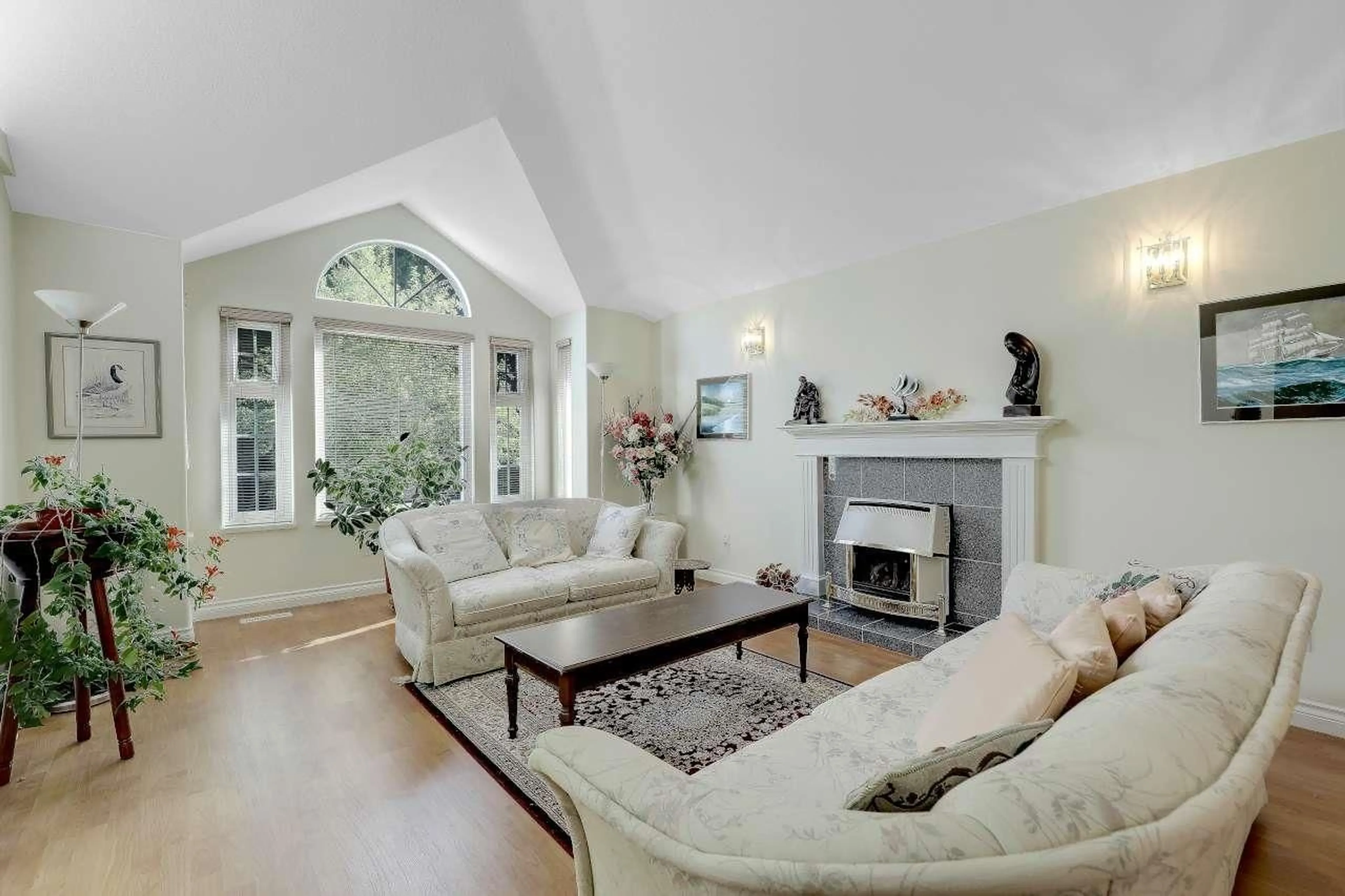 Living room with furniture, unknown for 9433 164 STREET, Surrey British Columbia V4N3C8