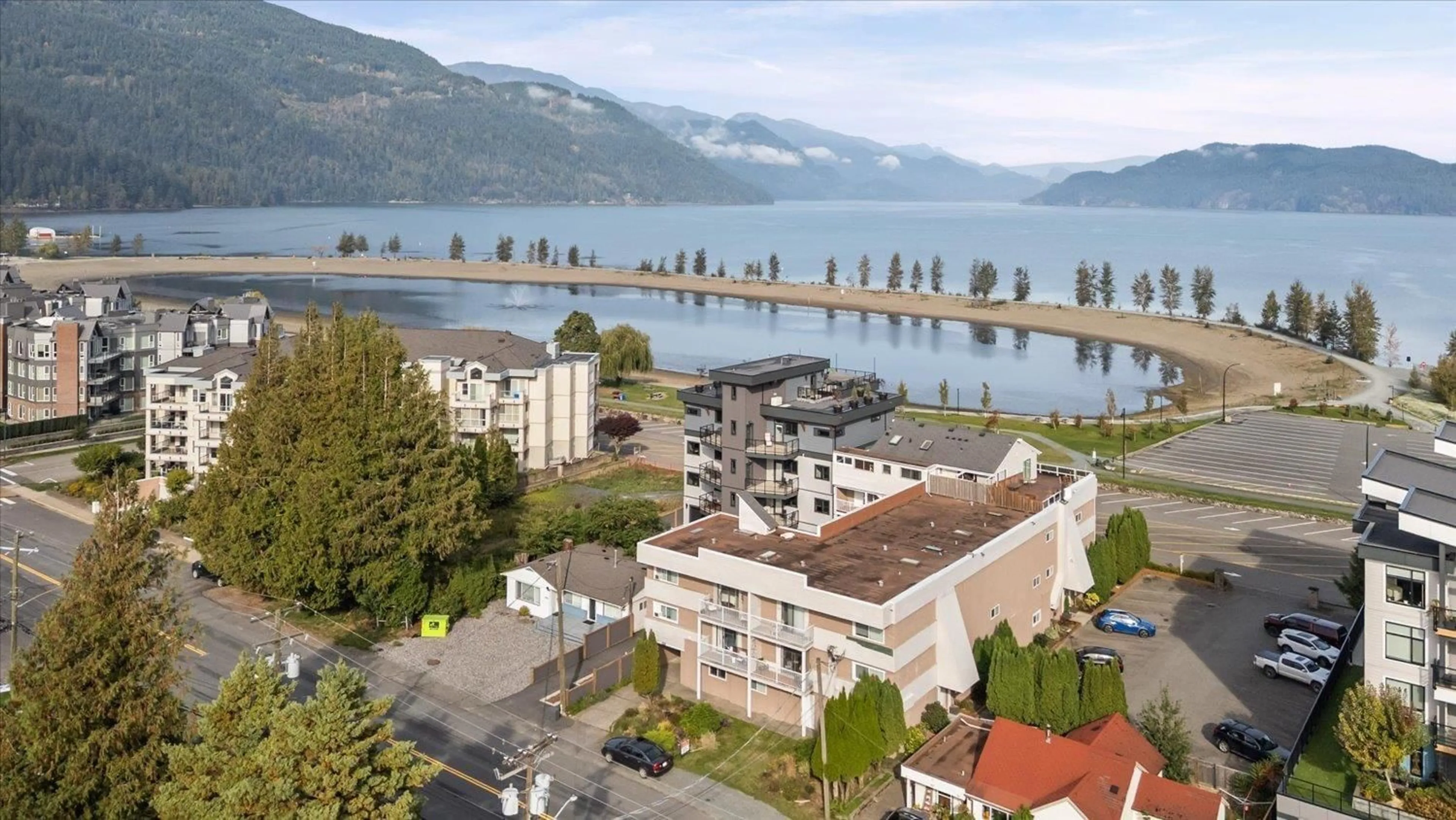 A pic from outside/outdoor area/front of a property/back of a property/a pic from drone, water/lake/river/ocean view for 1 - 450 ESPLANADE AVENUE, Harrison Hot Springs British Columbia V0M1K0