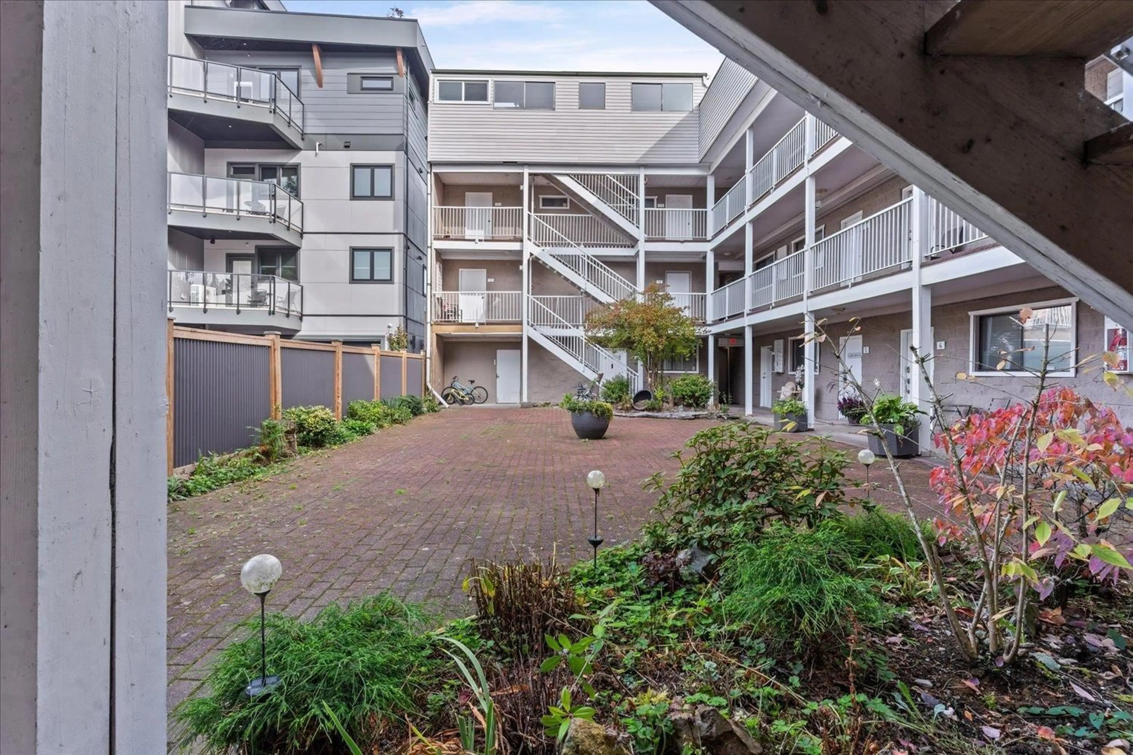Patio, street for 1 - 450 ESPLANADE AVENUE, Harrison Hot Springs British Columbia V0M1K0