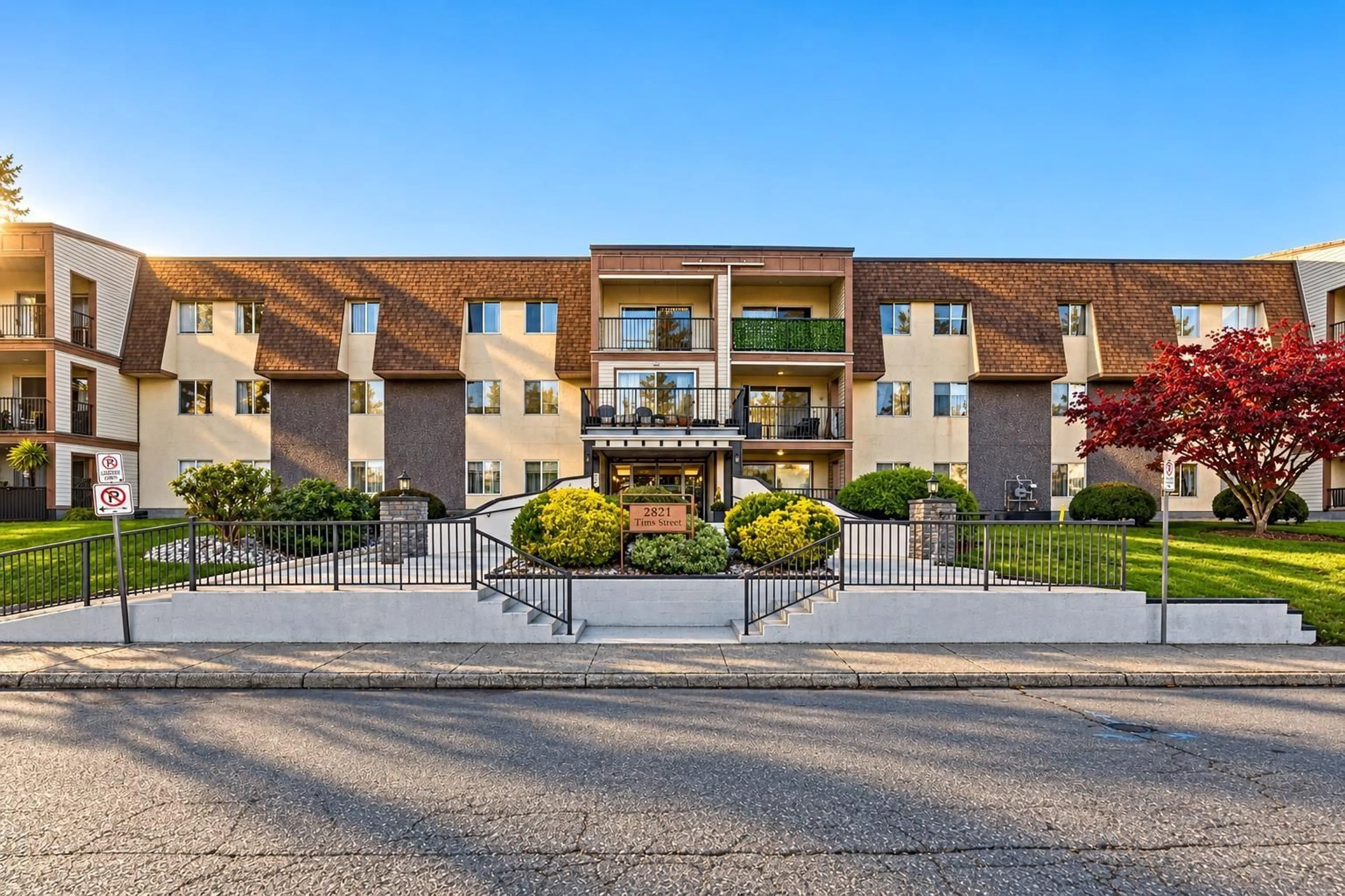 Patio, building for 355 - 2821 TIMS STREET, Abbotsford British Columbia V2T4B1