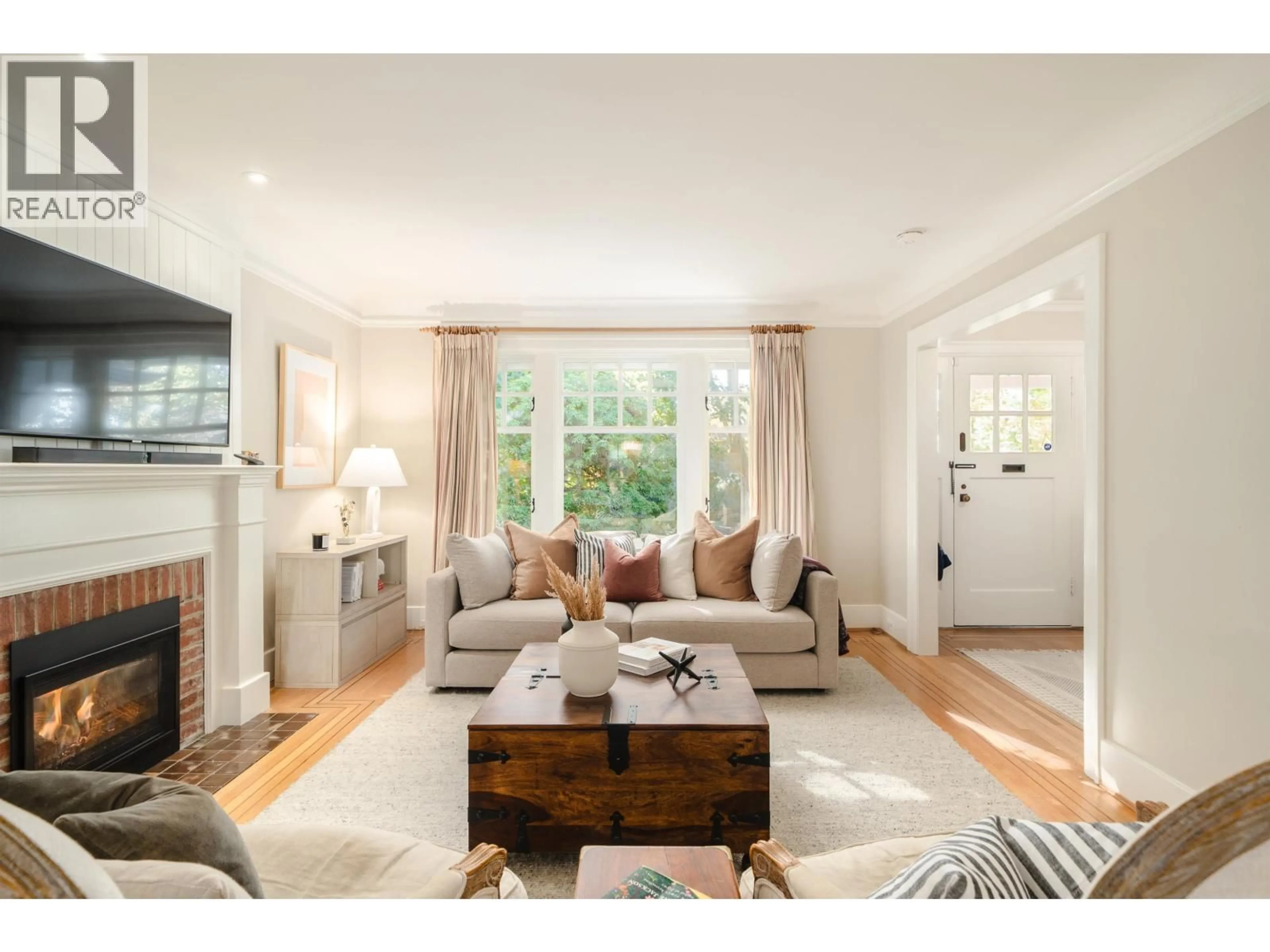 Living room with furniture, wood/laminate floor for 3811 26TH AVENUE, Vancouver British Columbia V6S1P3