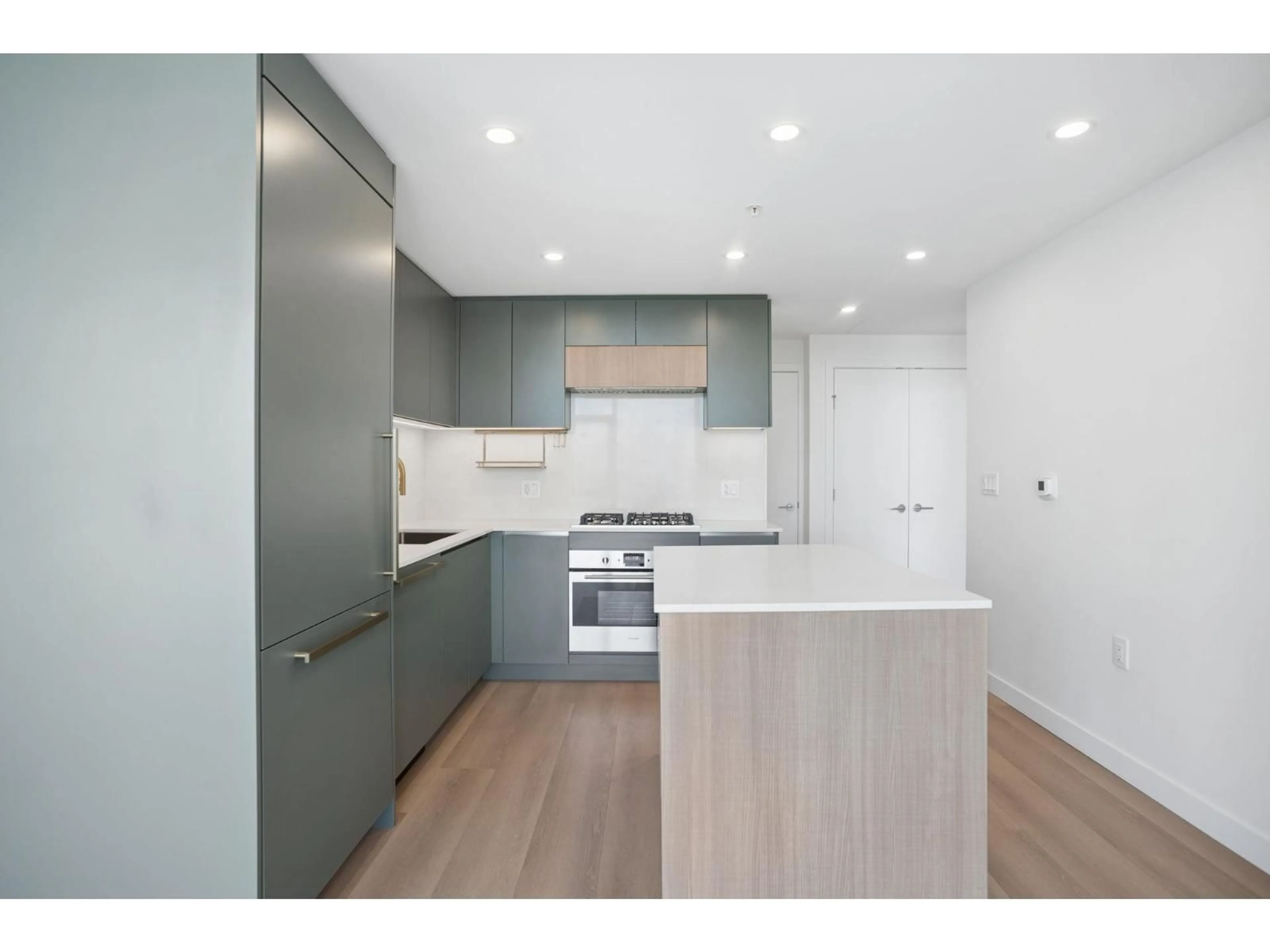 Standard kitchen, wood/laminate floor for 309 - 13573 98A AVENUE, Surrey British Columbia V3T0X1