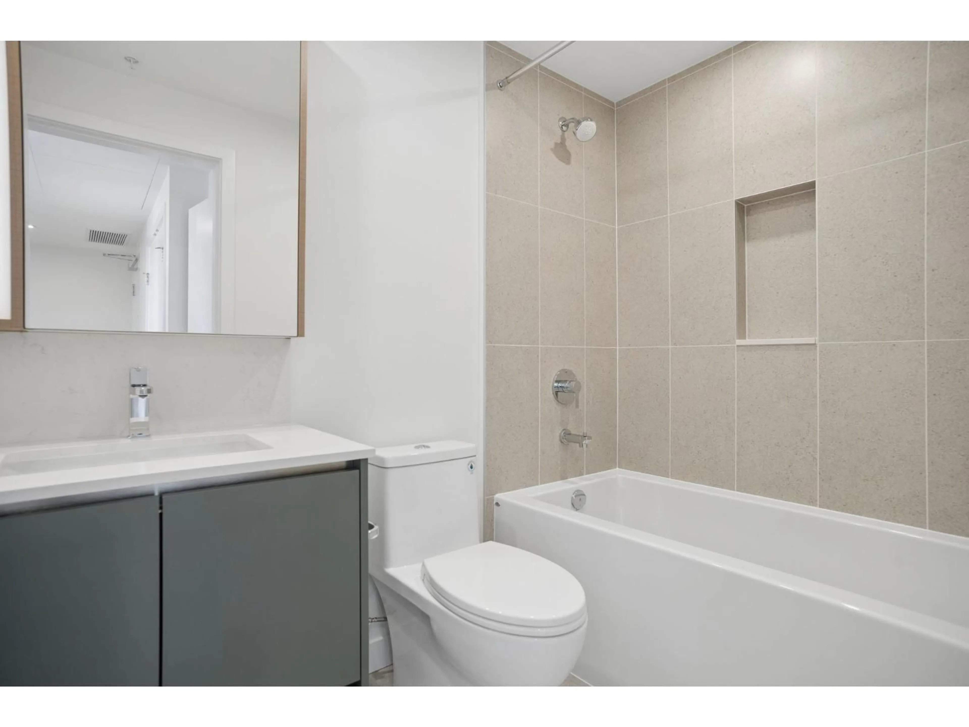 Standard bathroom, ceramic/tile floor for 309 - 13573 98A AVENUE, Surrey British Columbia V3T0X1