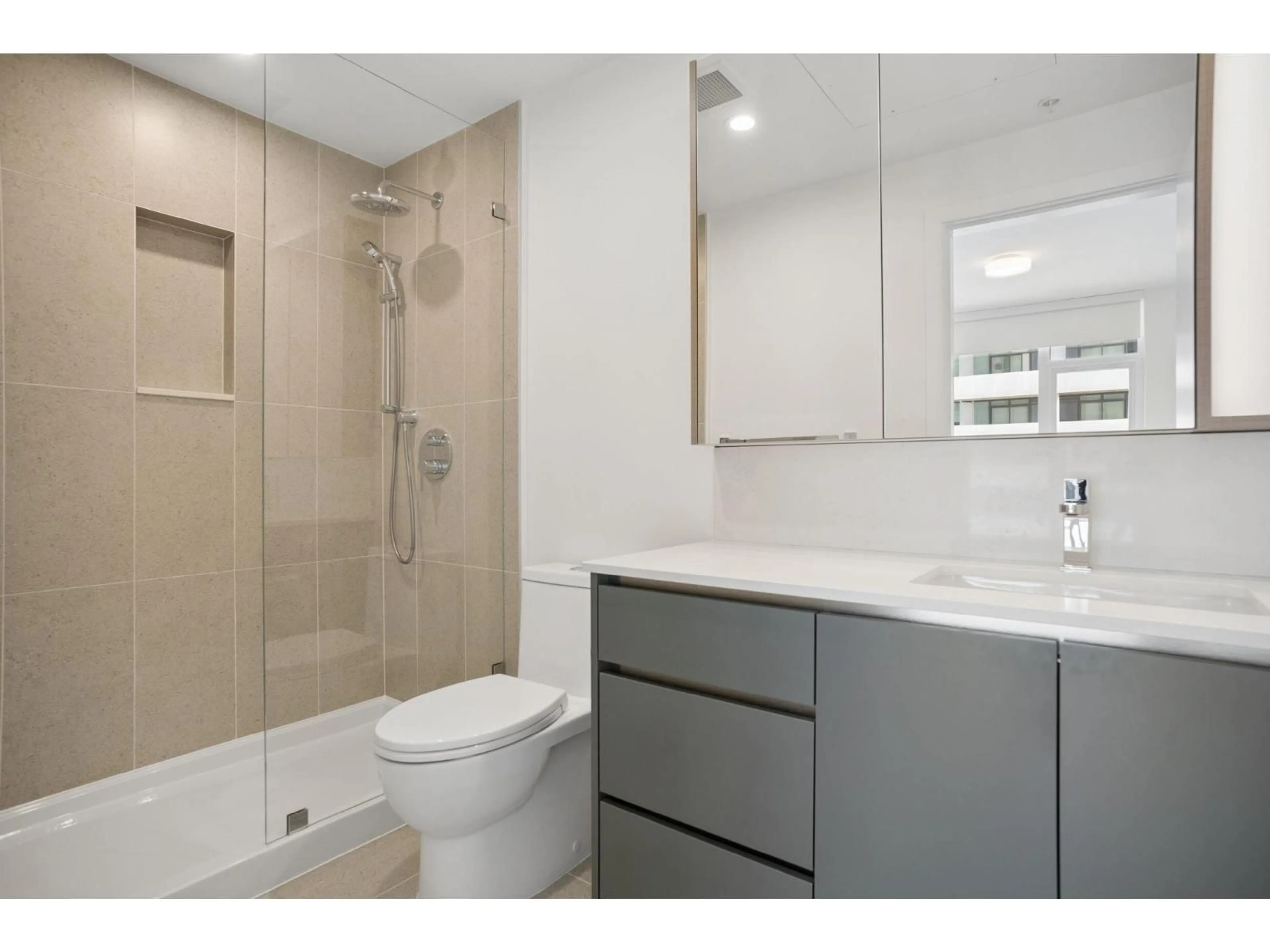 Standard bathroom, ceramic/tile floor for 309 - 13573 98A AVENUE, Surrey British Columbia V3T0X1