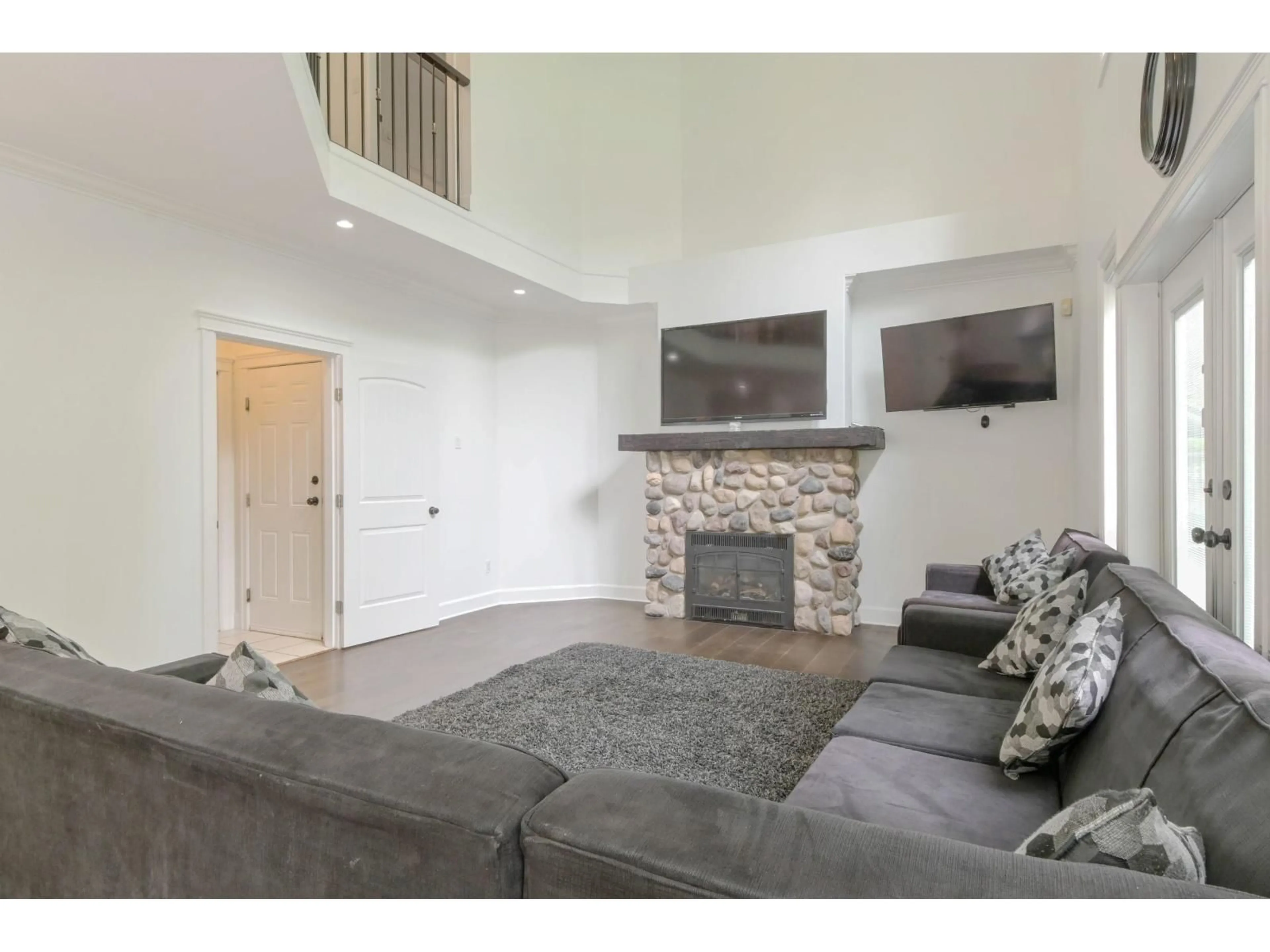 Living room with furniture, unknown for 21686 93 AVENUE, Langley British Columbia V1M4E1