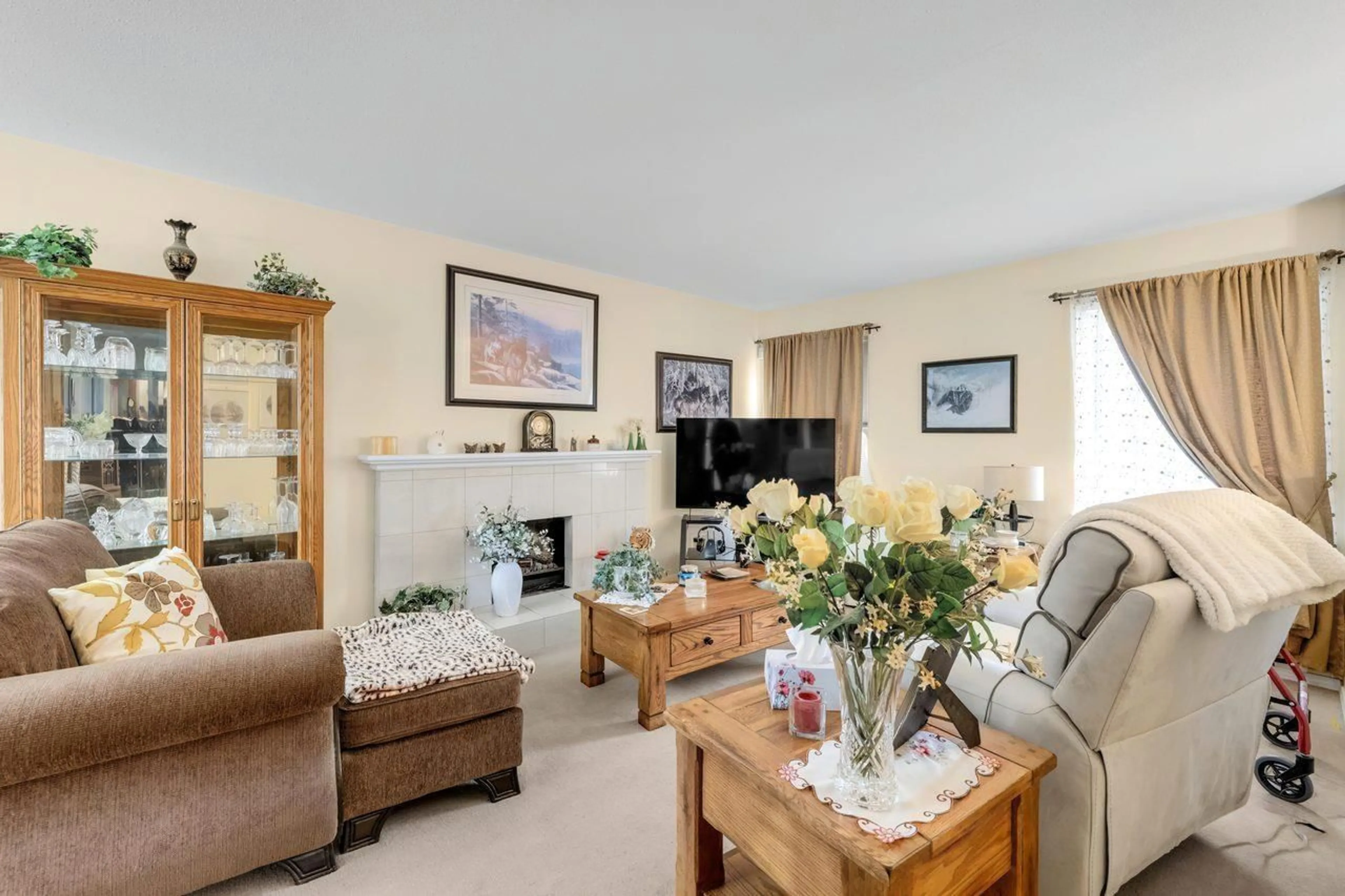 Living room with furniture, unknown for 7978 126A STREET, Surrey British Columbia V3W7J9