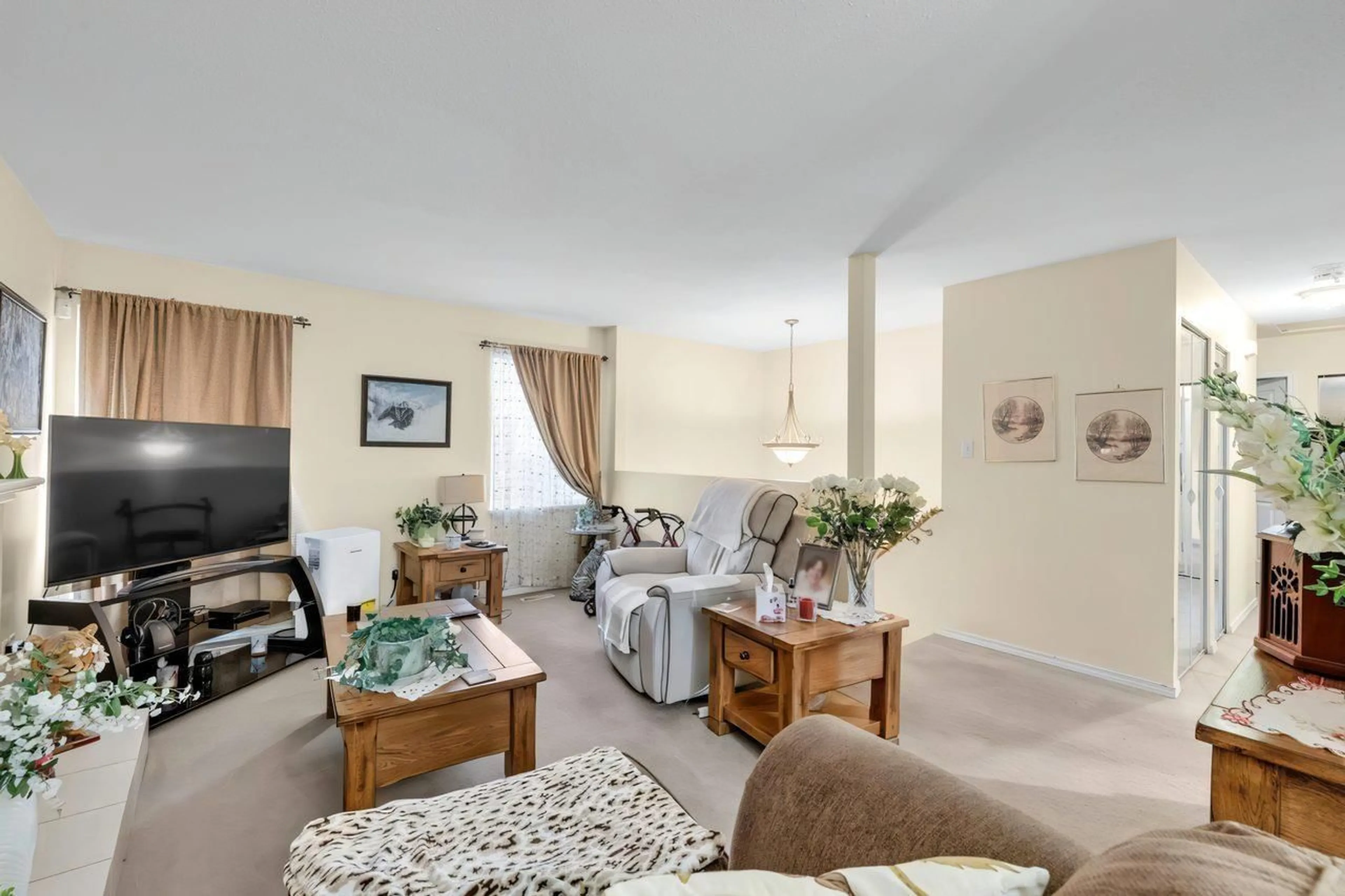 Living room with furniture, unknown for 7978 126A STREET, Surrey British Columbia V3W7J9