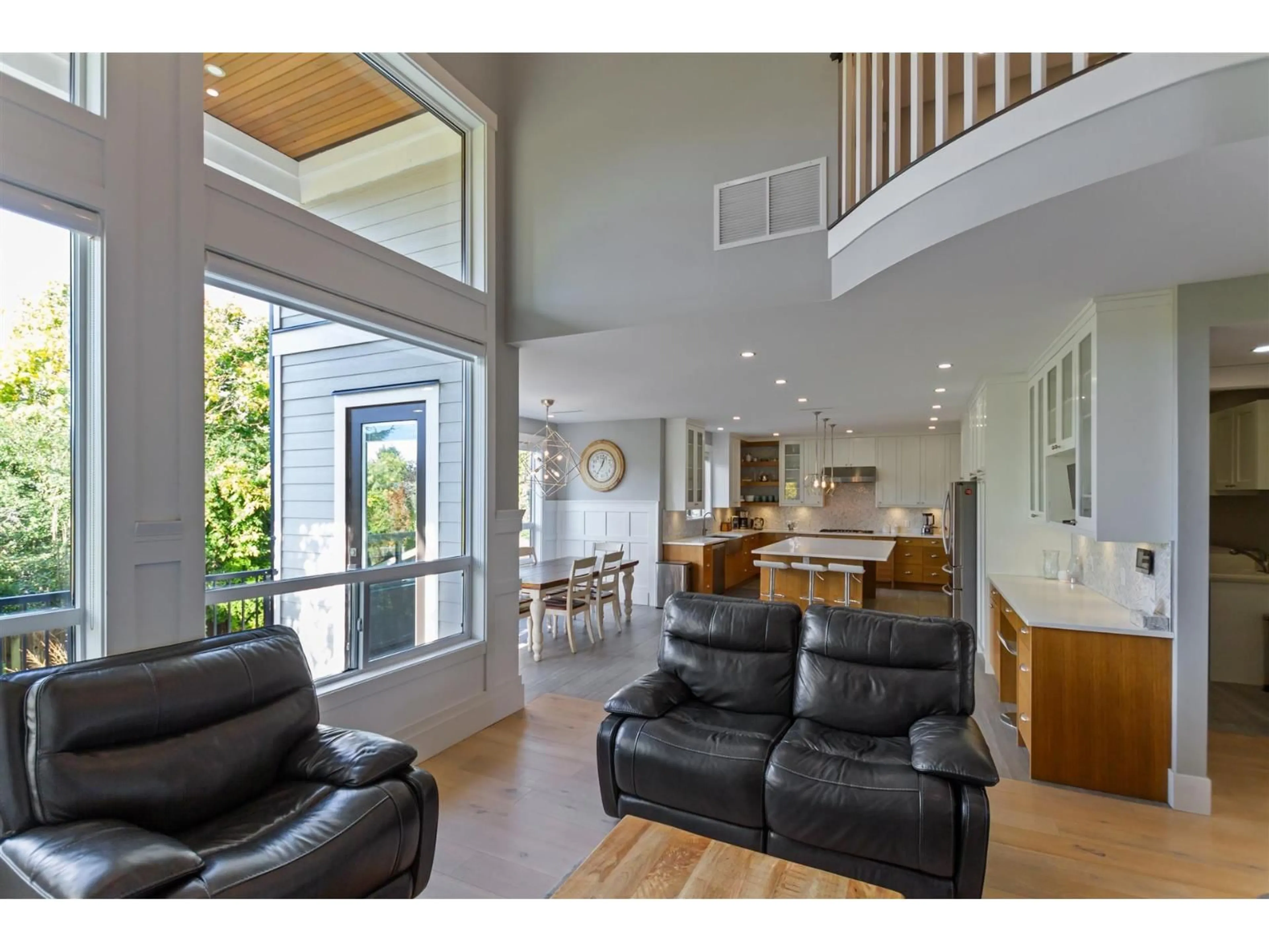 Indoor foyer for 1843 142 STREET, Surrey British Columbia V4A6V3
