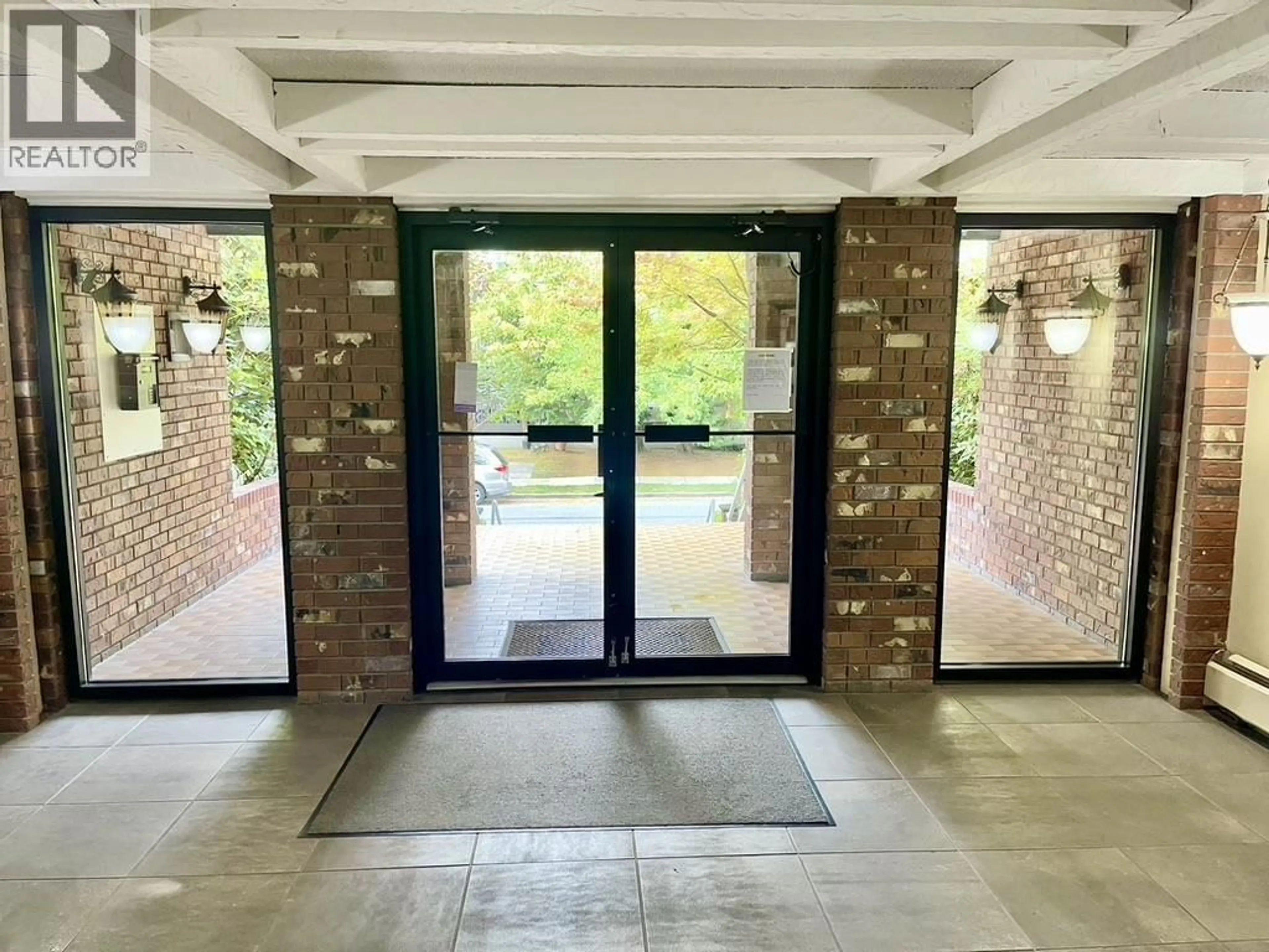 Indoor foyer for 348 - 588 5TH AVENUE, Vancouver British Columbia V5T4H6
