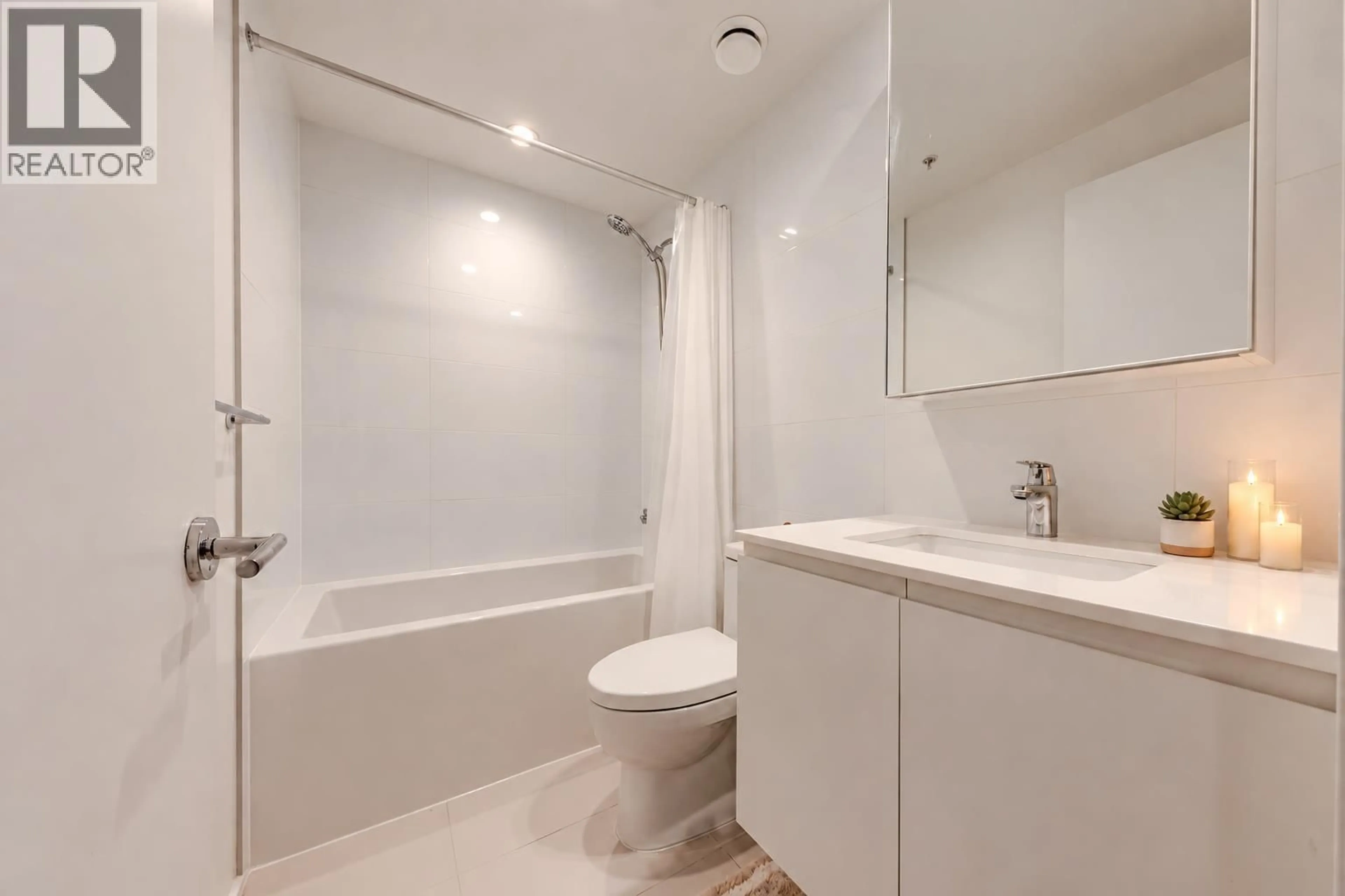 Standard bathroom, unknown for 2001 - 3809 EVERGREEN PLACE, Burnaby British Columbia V3J0M1