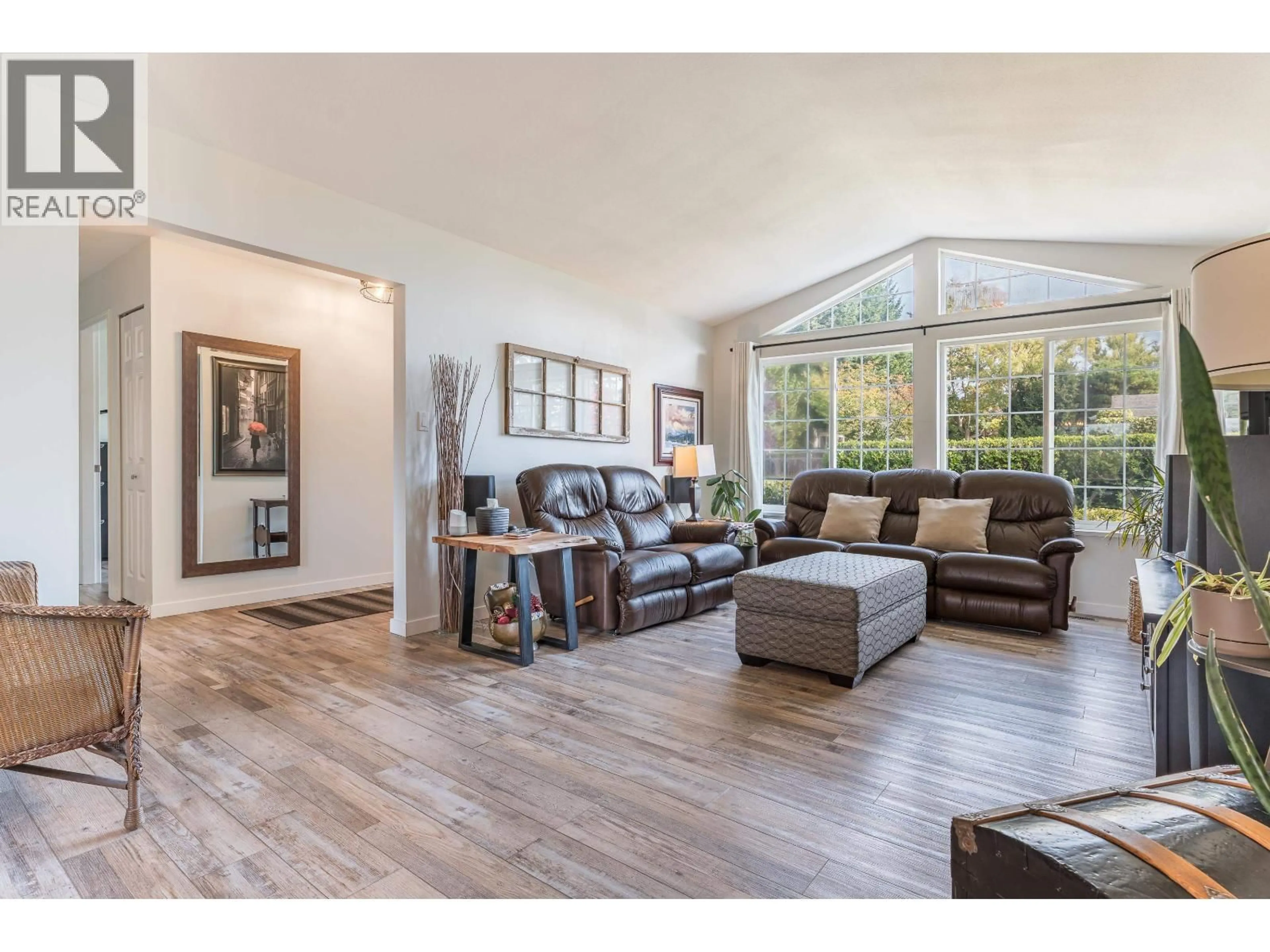 Living room with furniture, wood/laminate floor for 5617 CURTIS PLACE, Sechelt British Columbia V7Z0R9