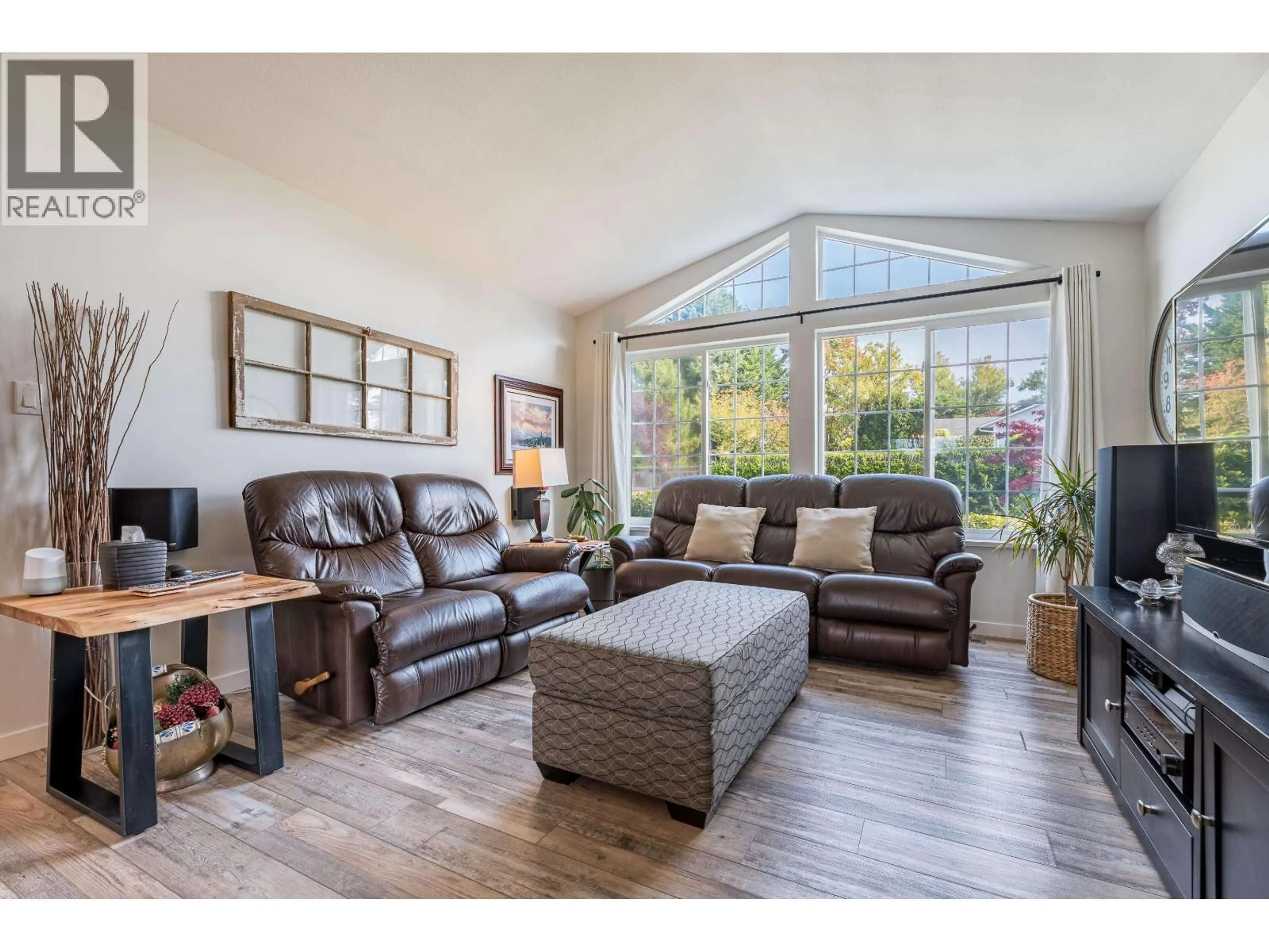 Living room with furniture, wood/laminate floor for 5617 CURTIS PLACE, Sechelt British Columbia V7Z0R9