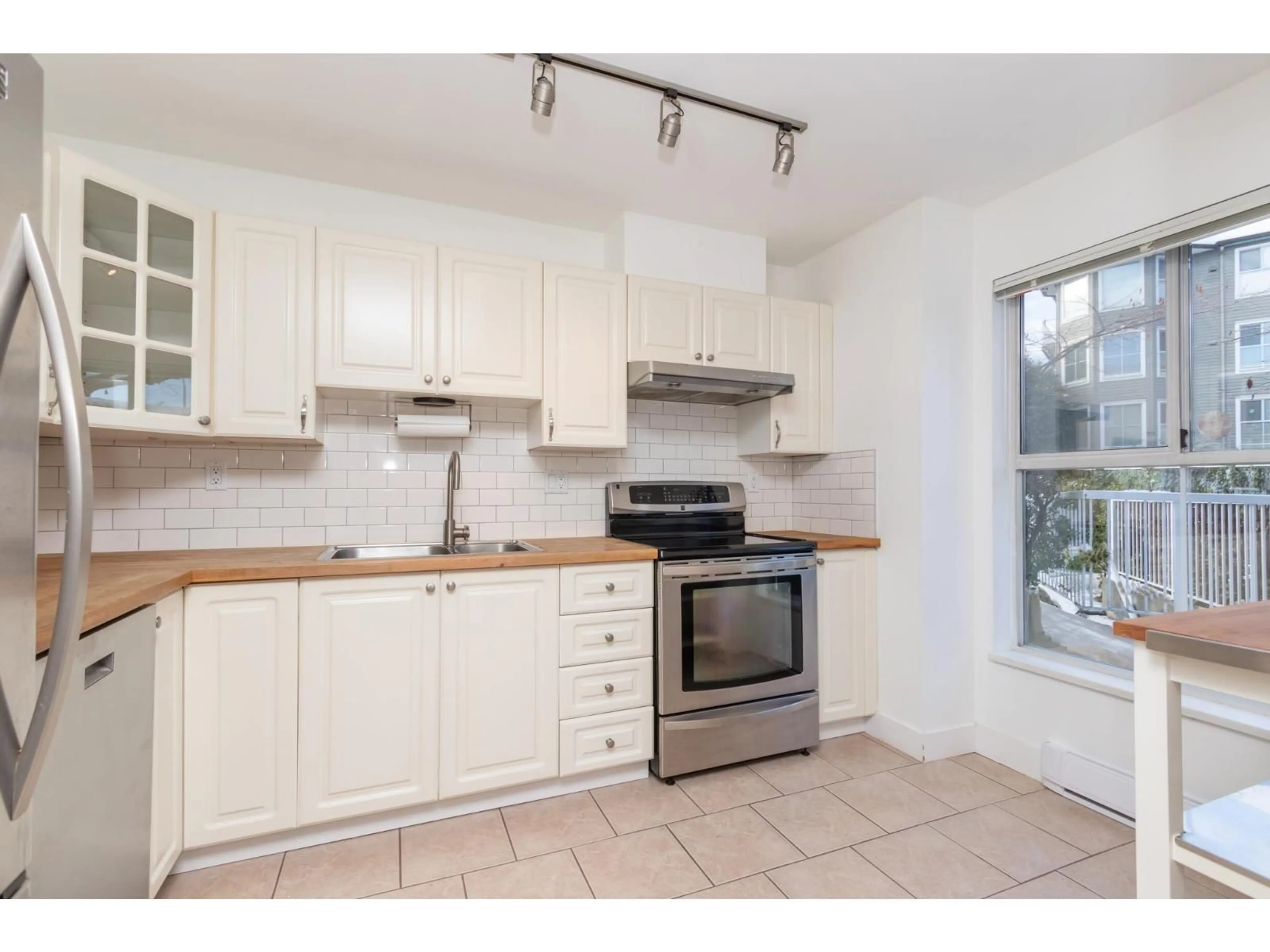 Standard kitchen, unknown for 103 - 15150 108 AVENUE, Surrey British Columbia V3R0V1