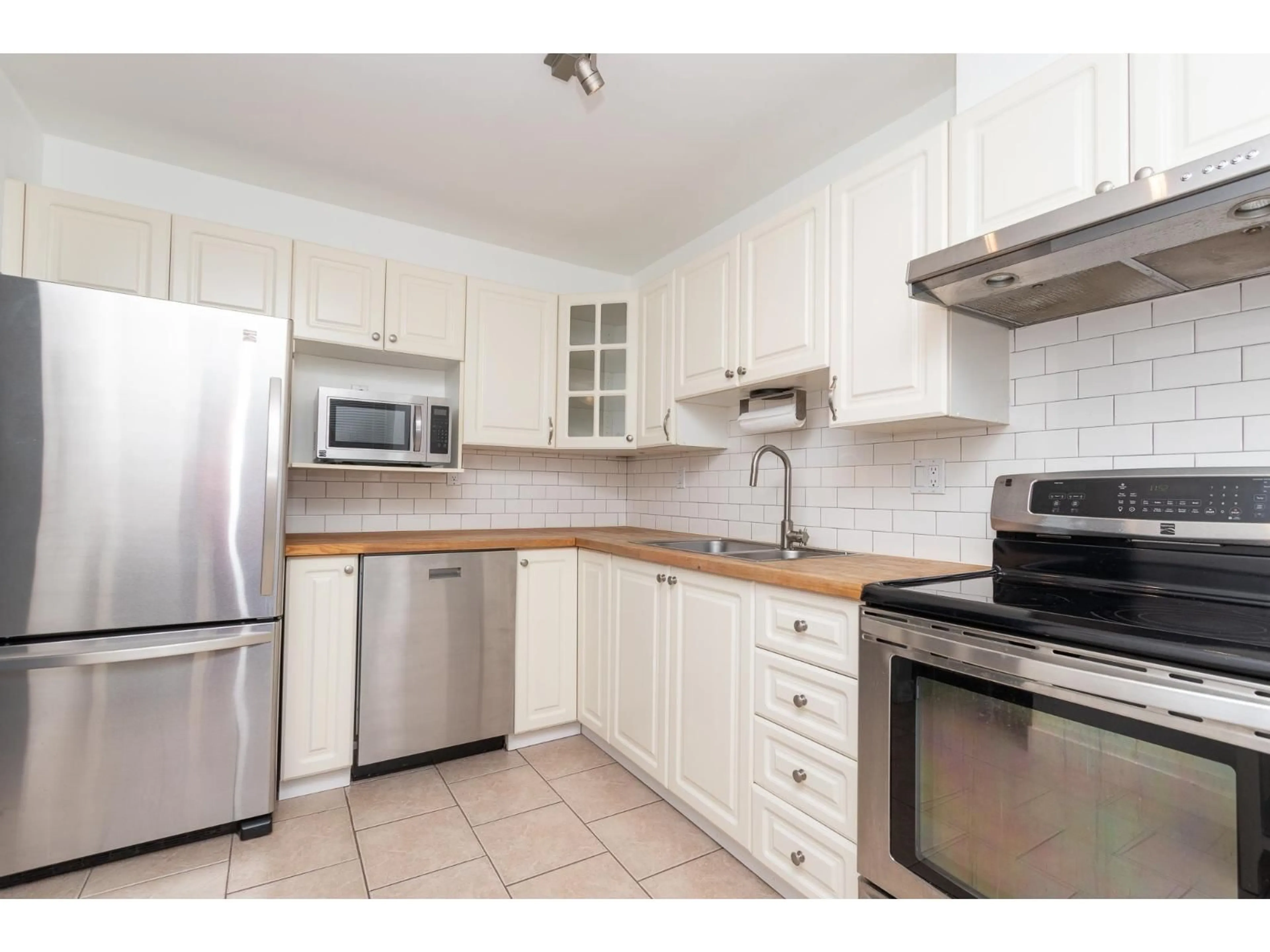Standard kitchen, unknown for 103 - 15150 108 AVENUE, Surrey British Columbia V3R0V1
