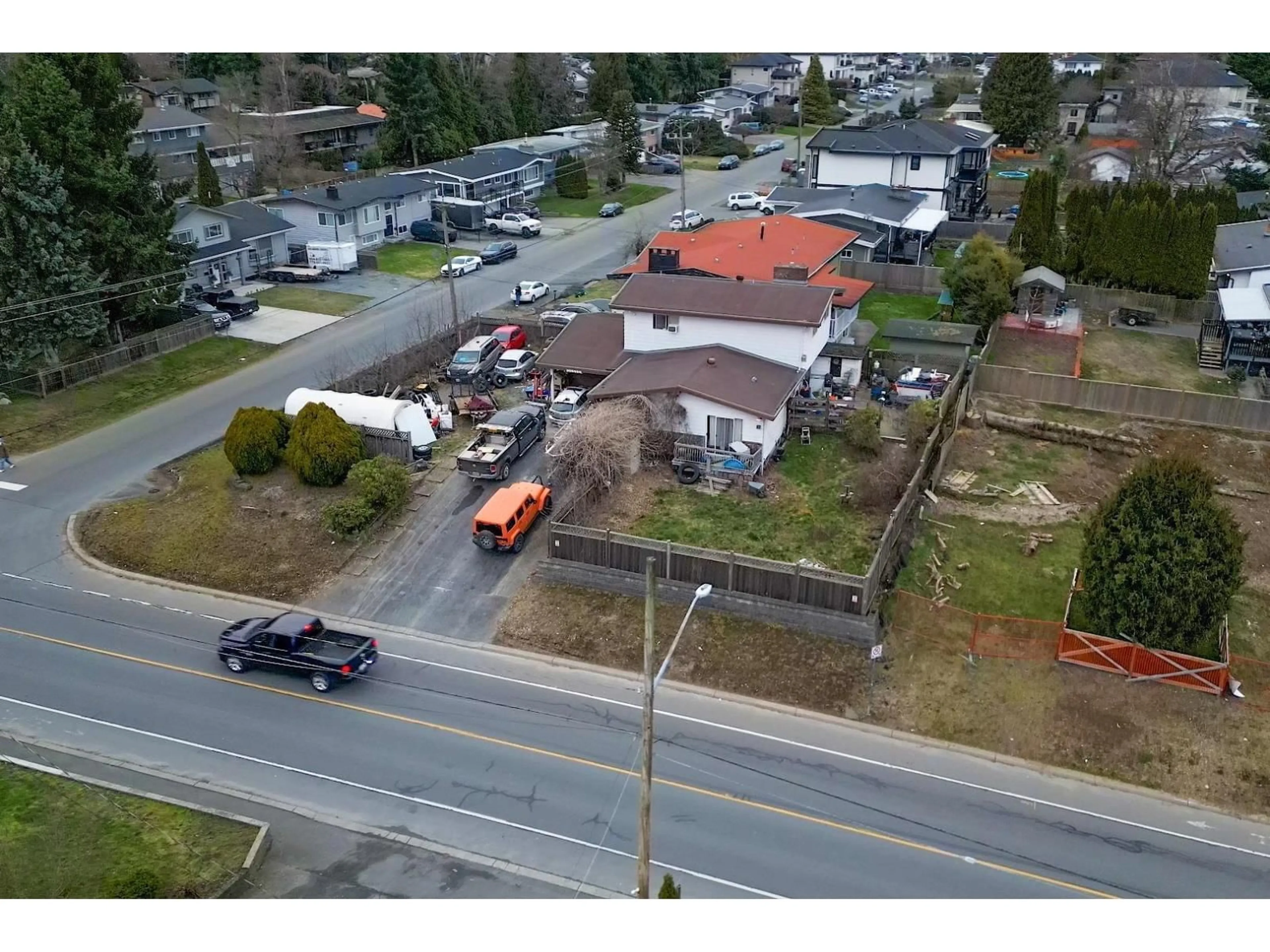 A pic from outside/outdoor area/front of a property/back of a property/a pic from drone, street for 32555 BEVAN AVENUE, Abbotsford British Columbia V2T3X5