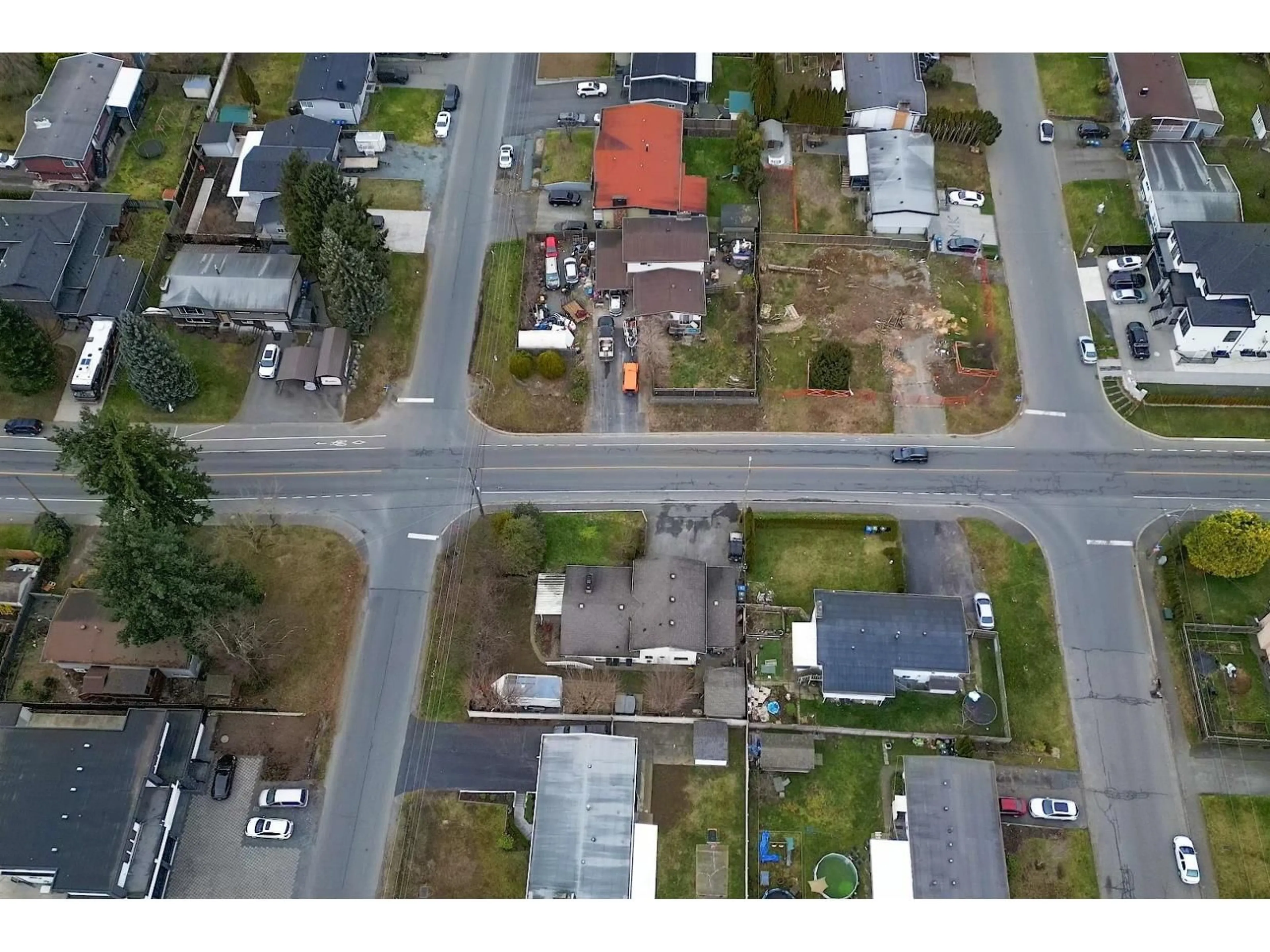 A pic from outside/outdoor area/front of a property/back of a property/a pic from drone, street for 32555 BEVAN AVENUE, Abbotsford British Columbia V2T3X5
