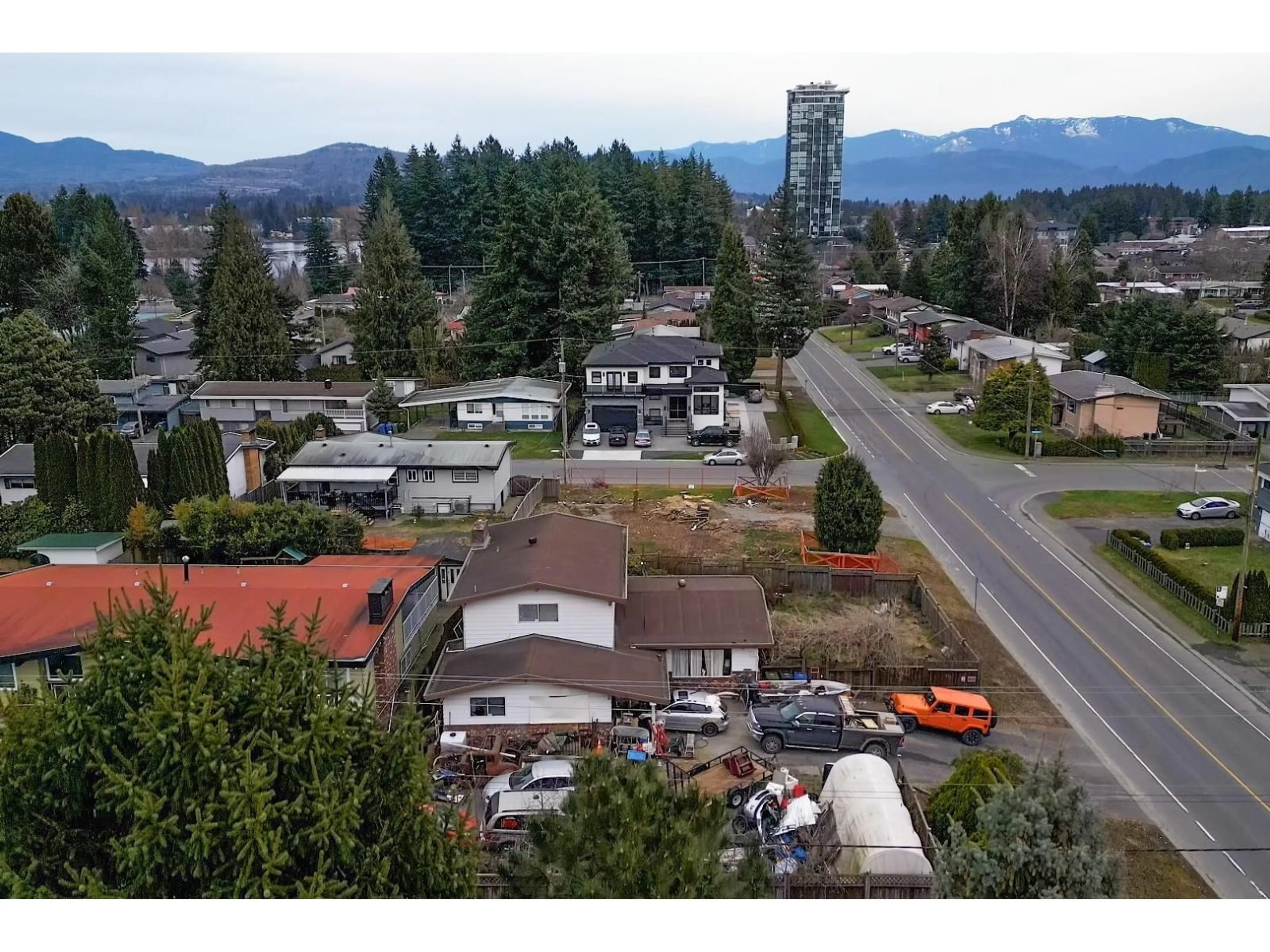 A pic from outside/outdoor area/front of a property/back of a property/a pic from drone, mountain view for 32555 BEVAN AVENUE, Abbotsford British Columbia V2T3X5