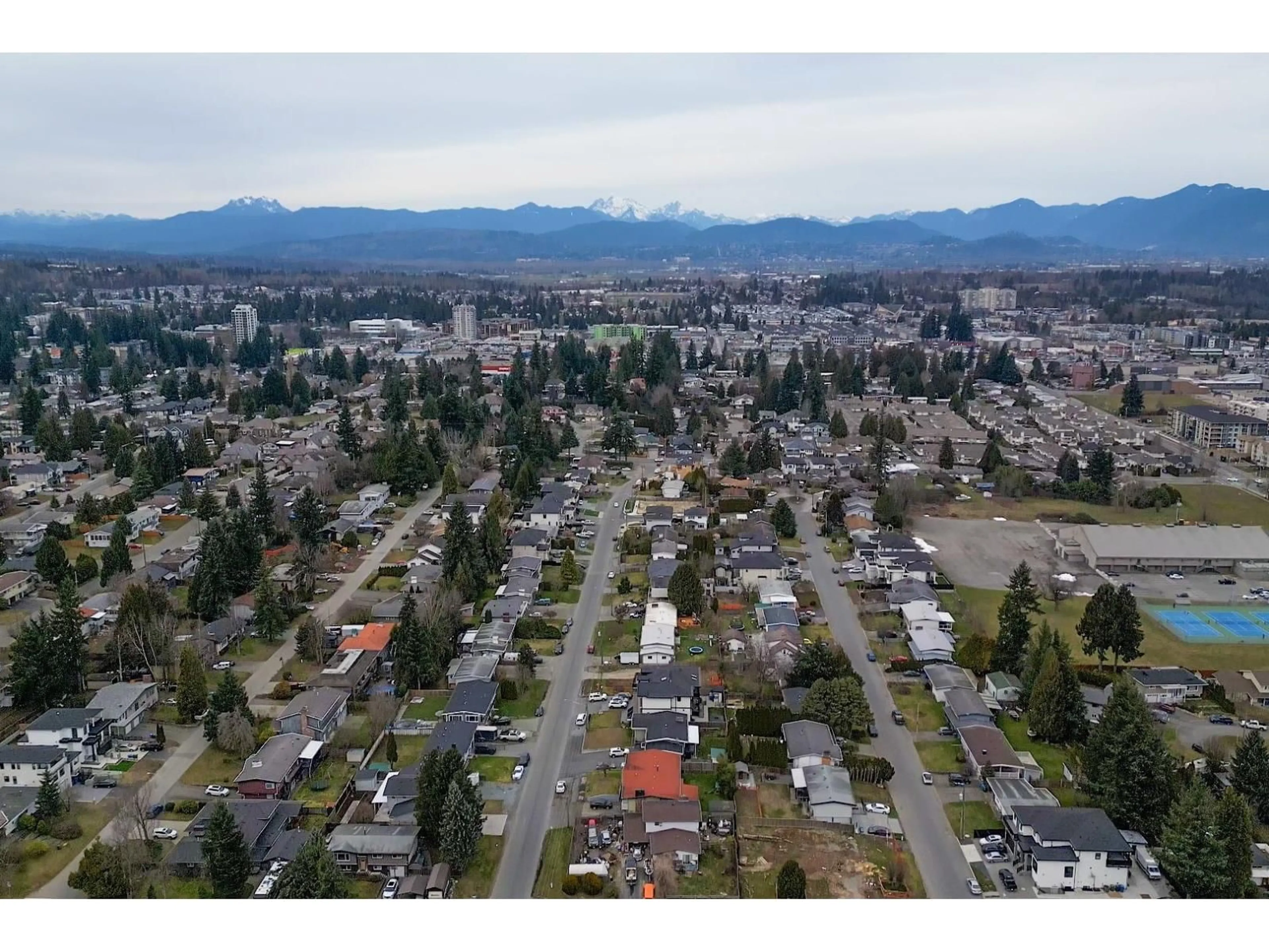 A pic from outside/outdoor area/front of a property/back of a property/a pic from drone, mountain view for 32555 BEVAN AVENUE, Abbotsford British Columbia V2T3X5