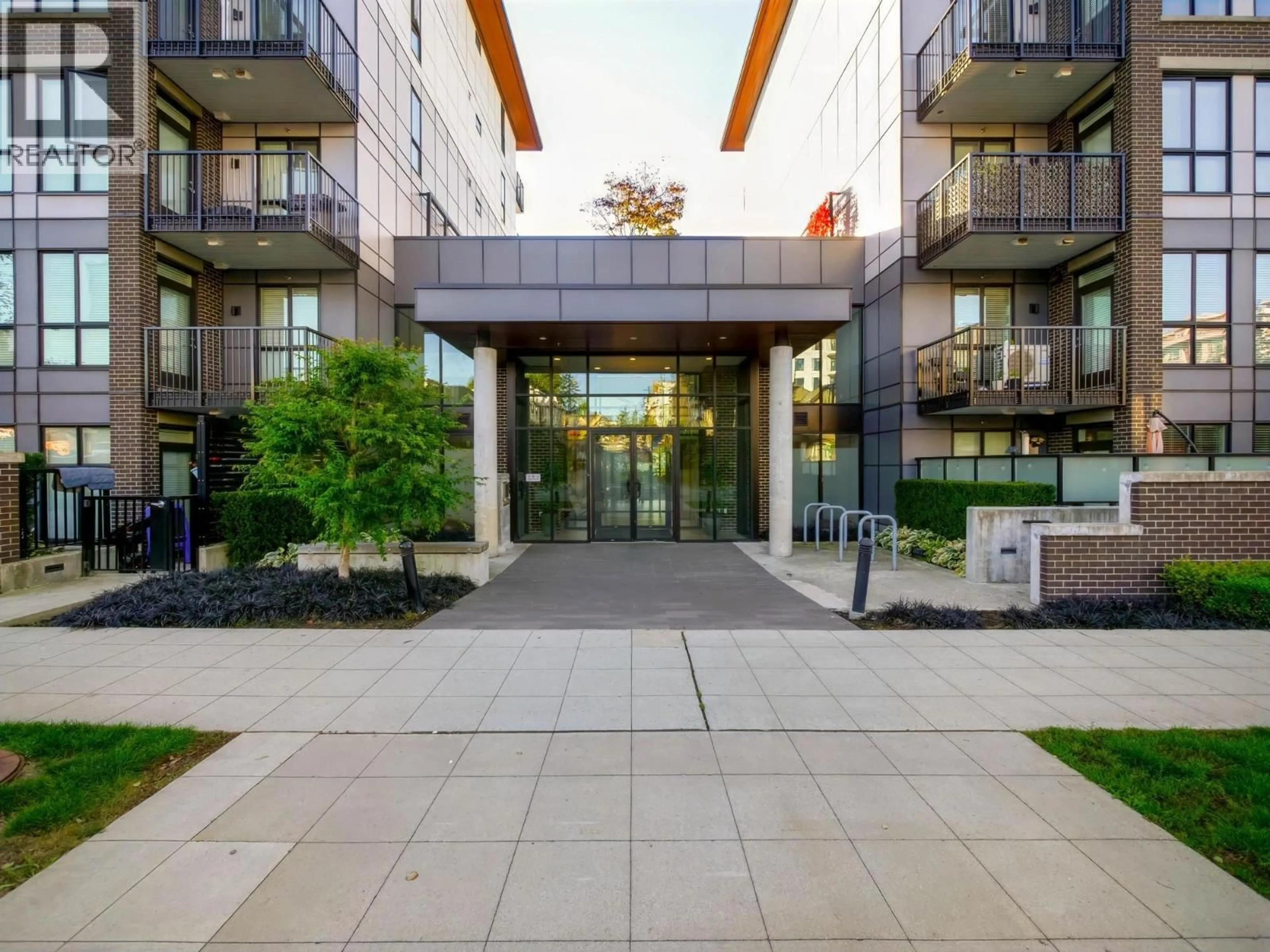 Indoor foyer for 406 - 750 DOGWOOD STREET, Coquitlam British Columbia V3J4B7