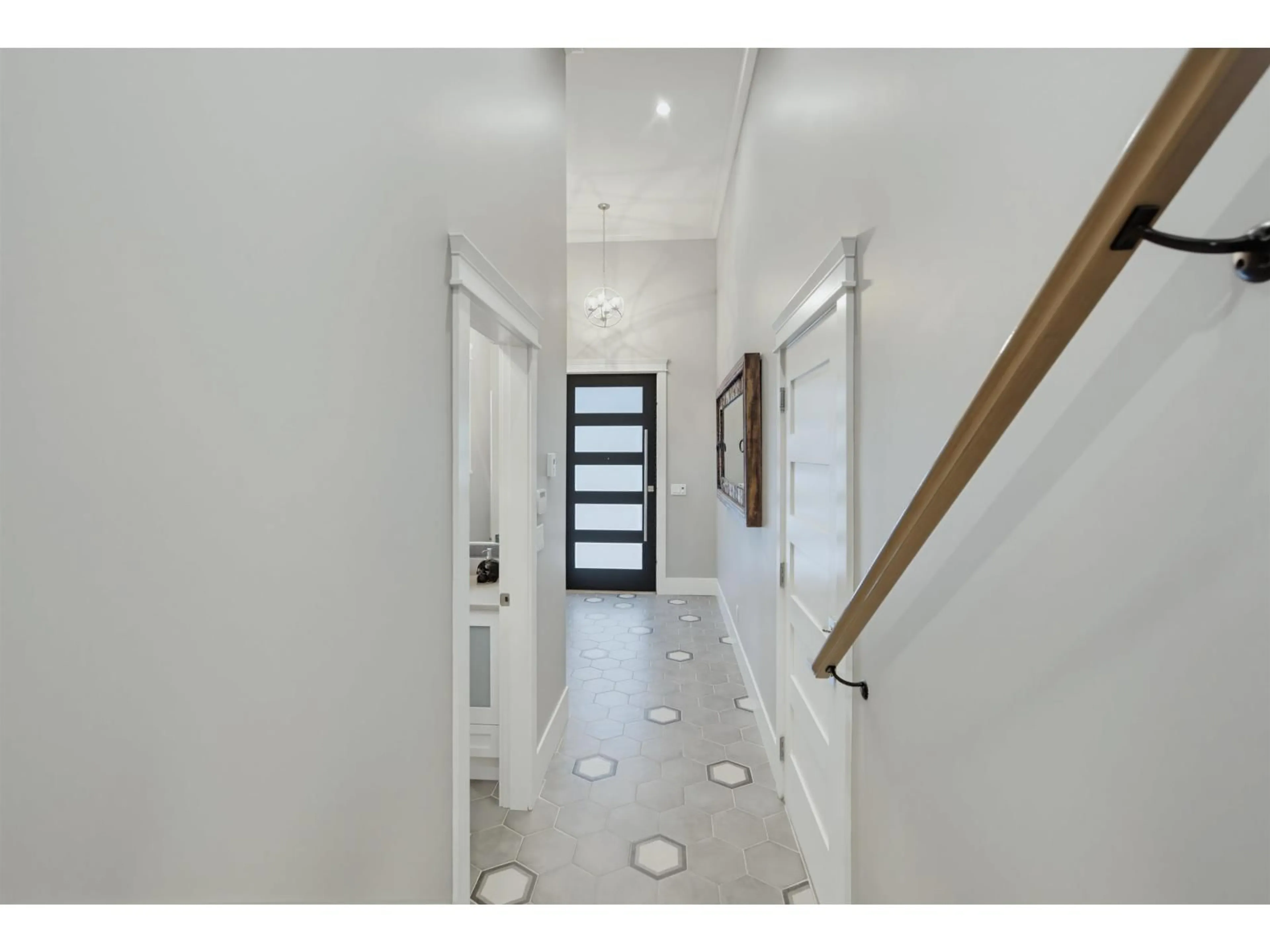 Indoor entryway for 16150 87 AVENUE, Surrey British Columbia V4N6S4